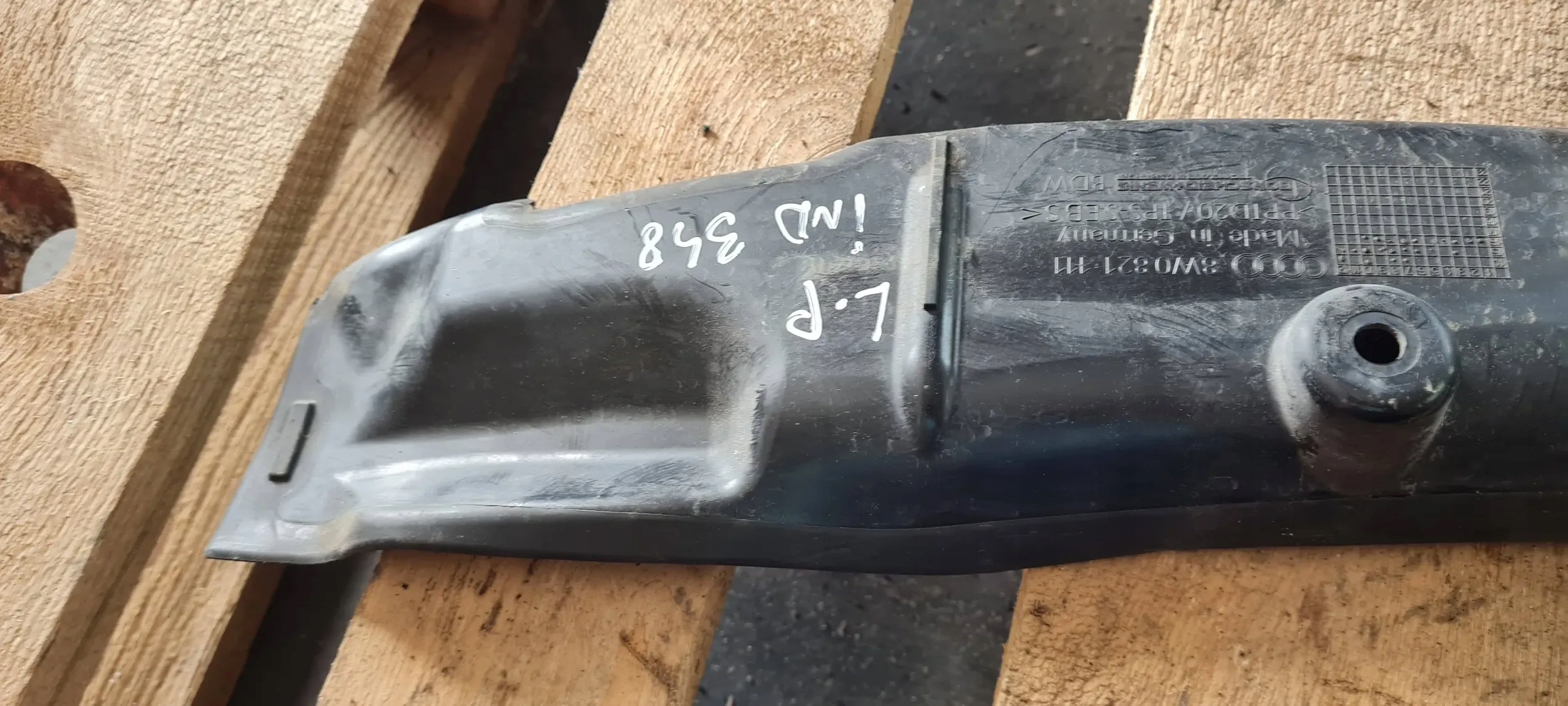 A4 B9 8W hangszigetelő fedél sárvédöt bal 8W0821111