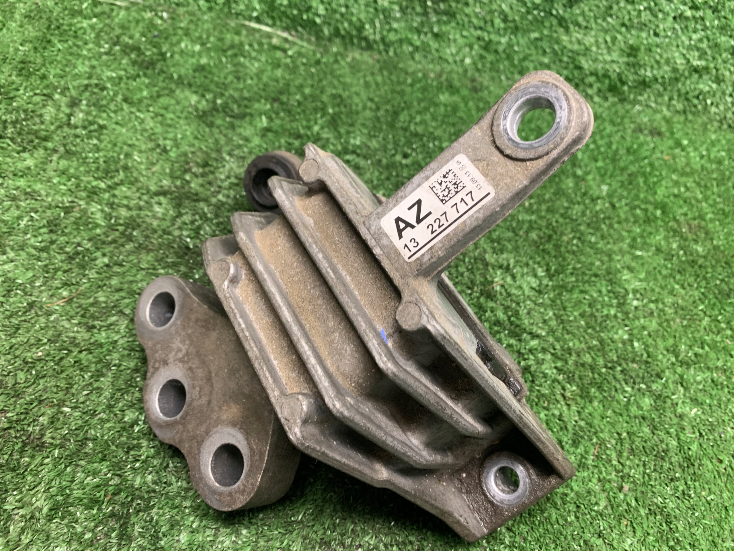 OPEL INSIGNIA A holder engine mount 2.0 CDTI 13227717 AZ