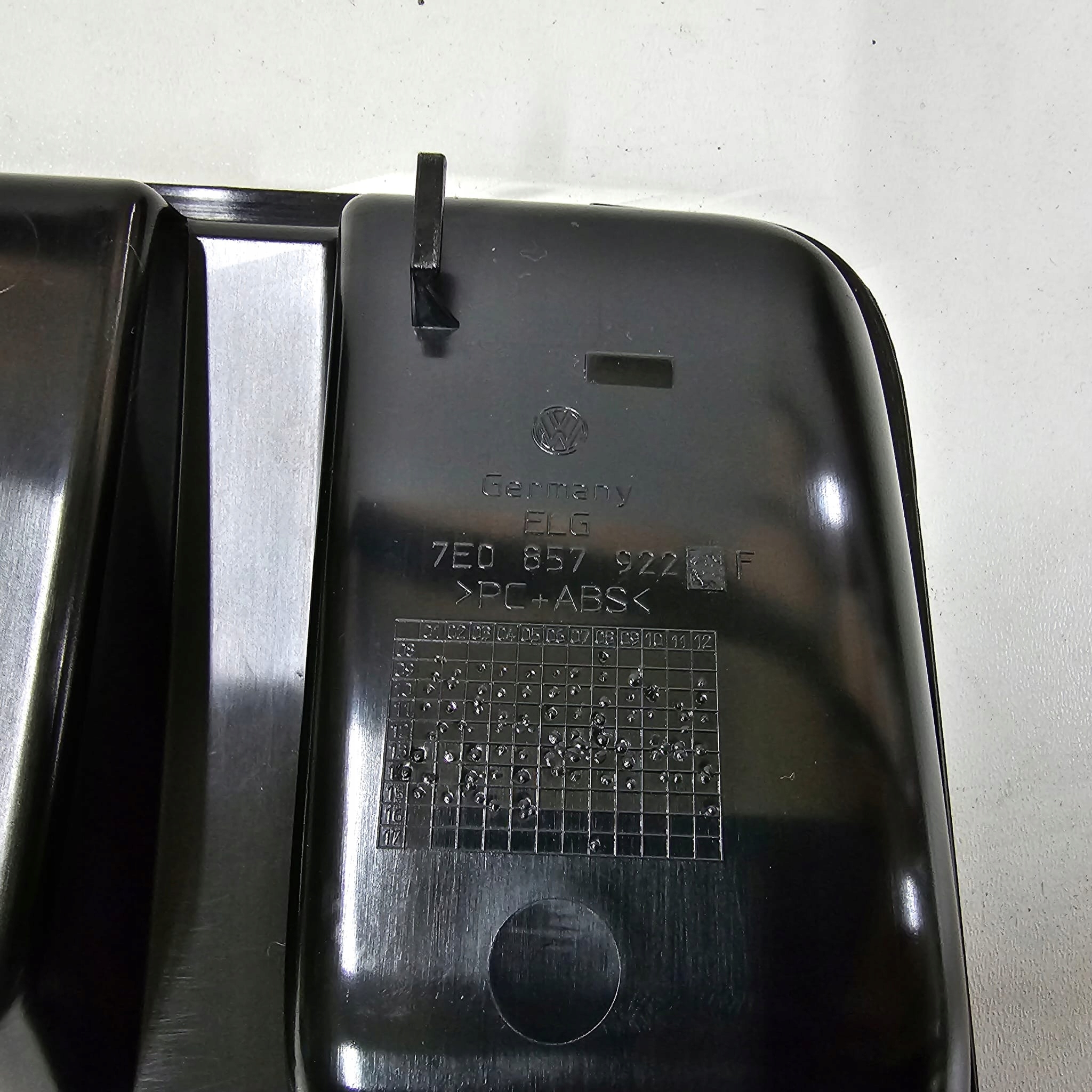 VW T5 LIFT półka schowek konsoli 7E0857922 Jakość części (zgodnie z GVO) O - oryginał z logo producenta pojazdu (OE)