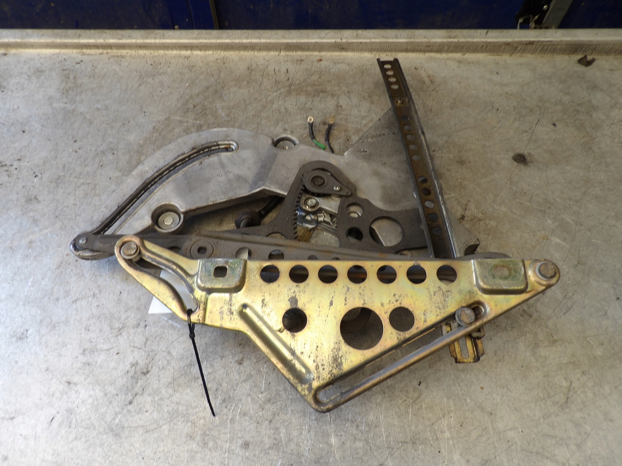 Mercedes W126 Coupe podnośnik szyby tył prawy Numer katalogowy części 0130821068