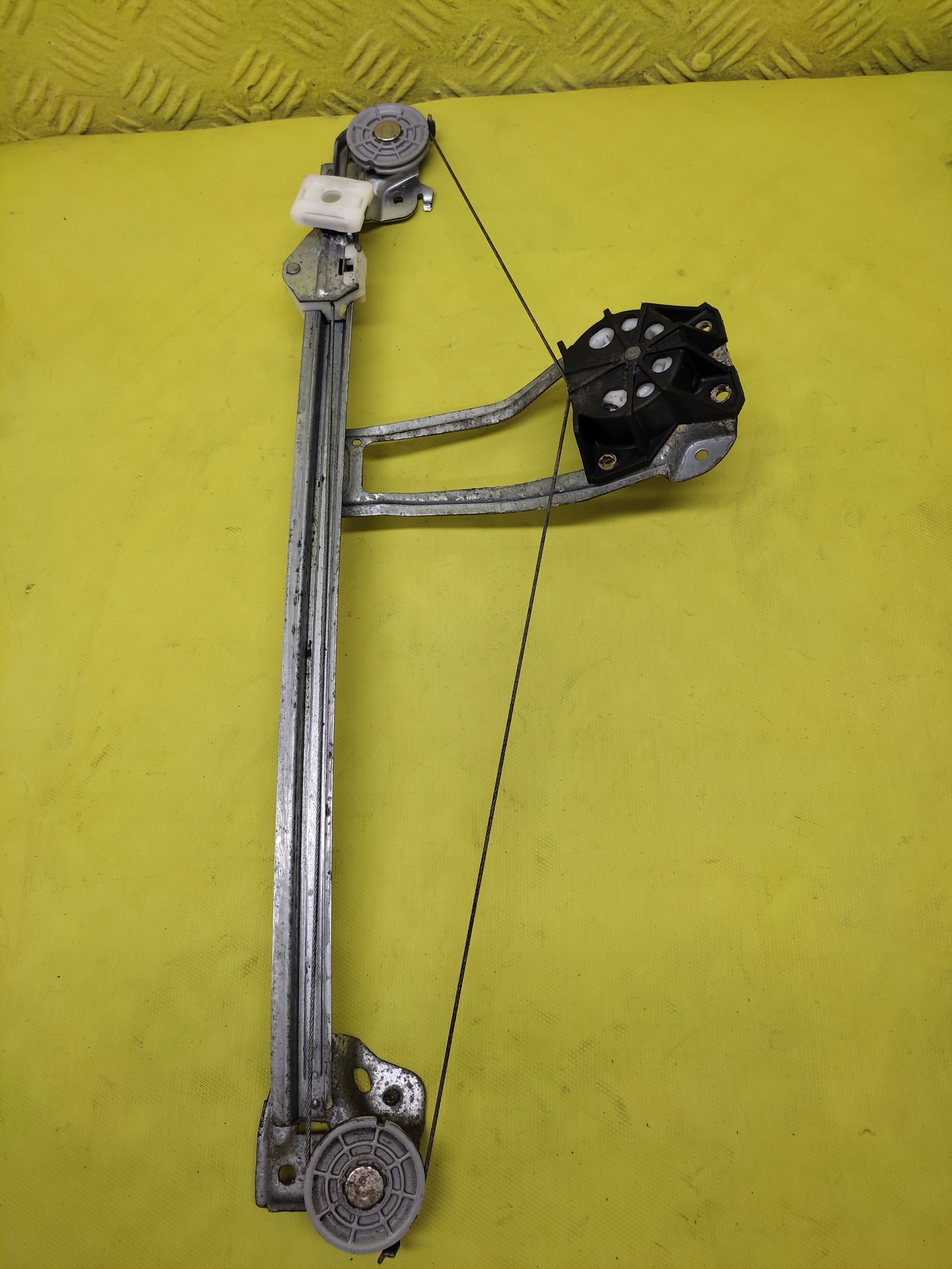 MERCEDES C220 window regulator left rear part
