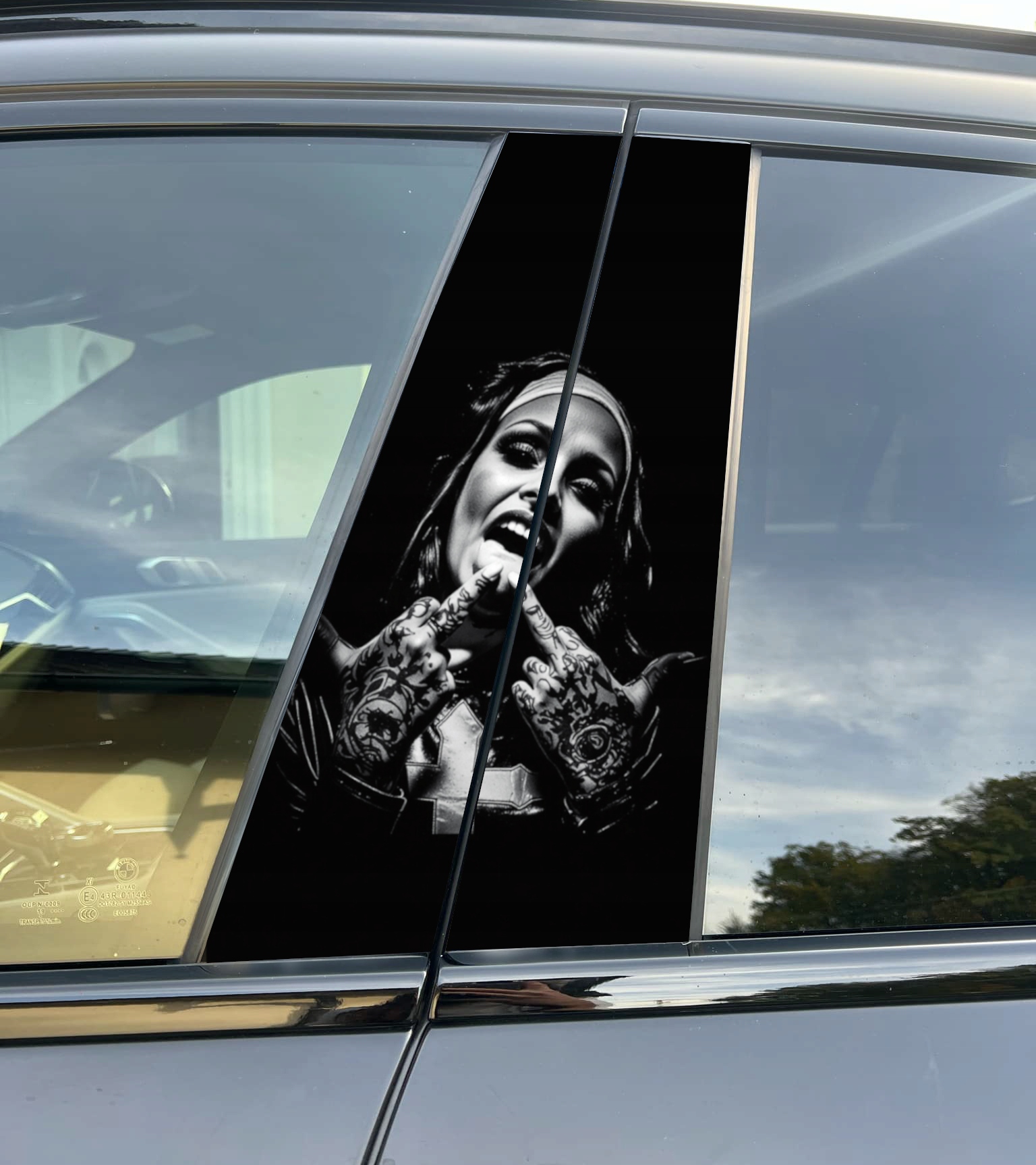 Naklejka na słupek auta Zakonnica Folia Premium