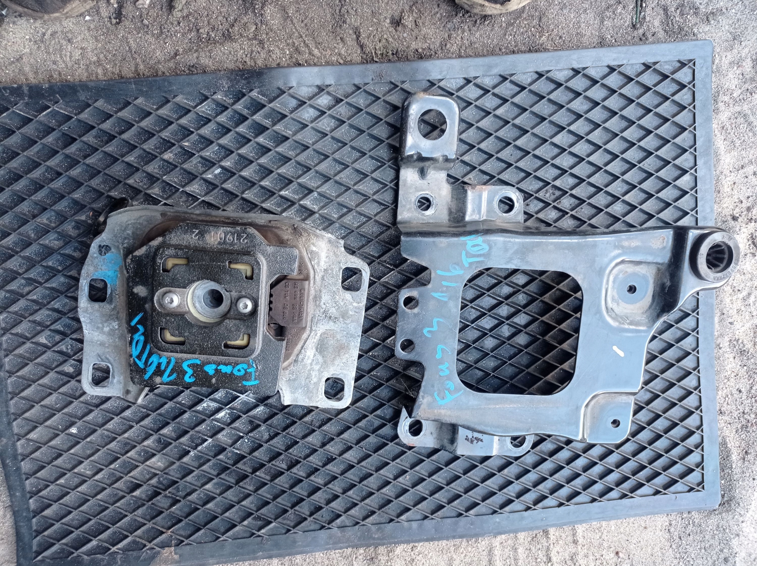 PODUSZKA ŁAPA SILNIKA LEWA FORD FOCUS 3 1,6 TDCI