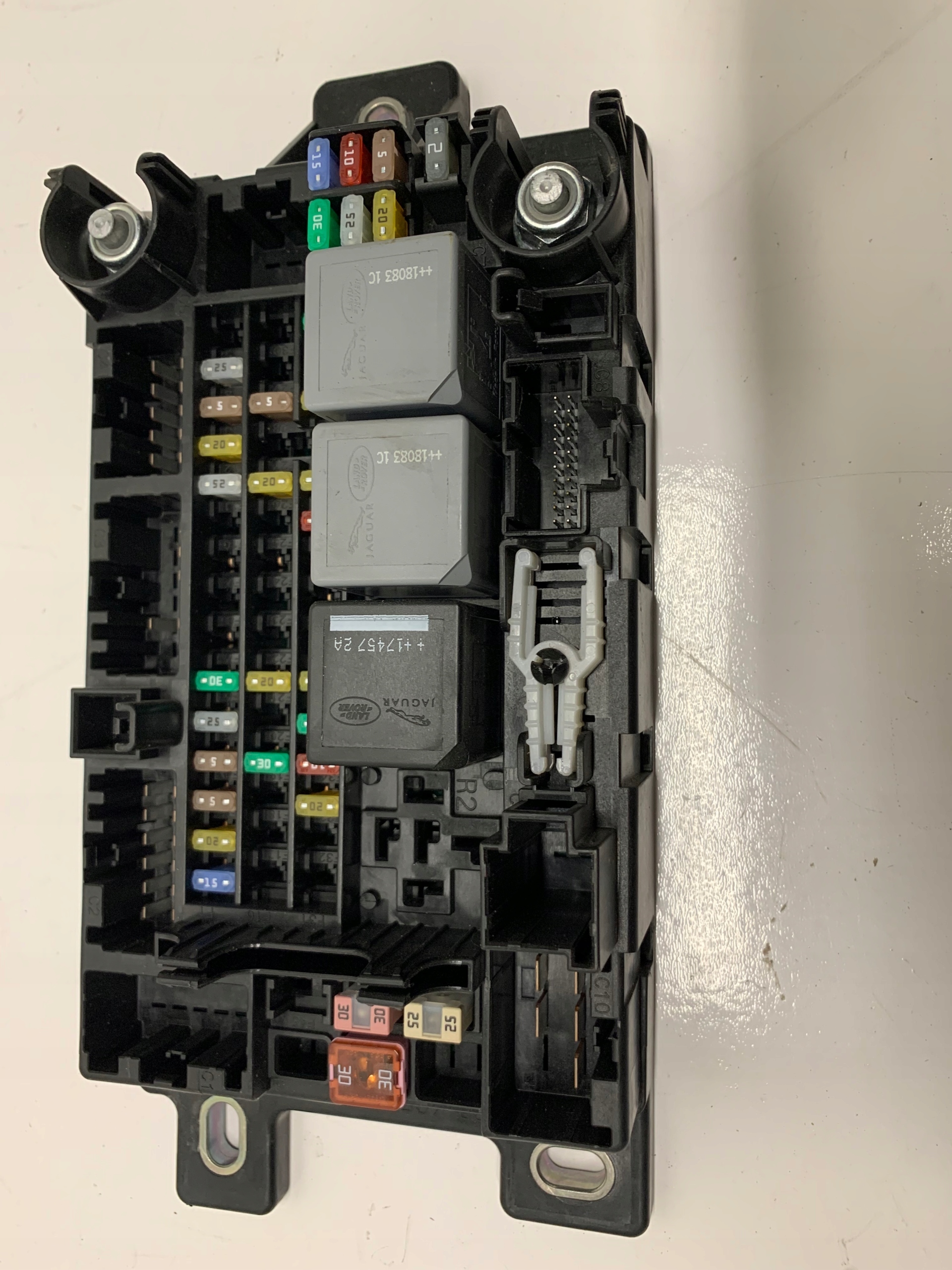 SKRZYNKA BEZPIECZNIKÓW DO JAGUAR E-PACE