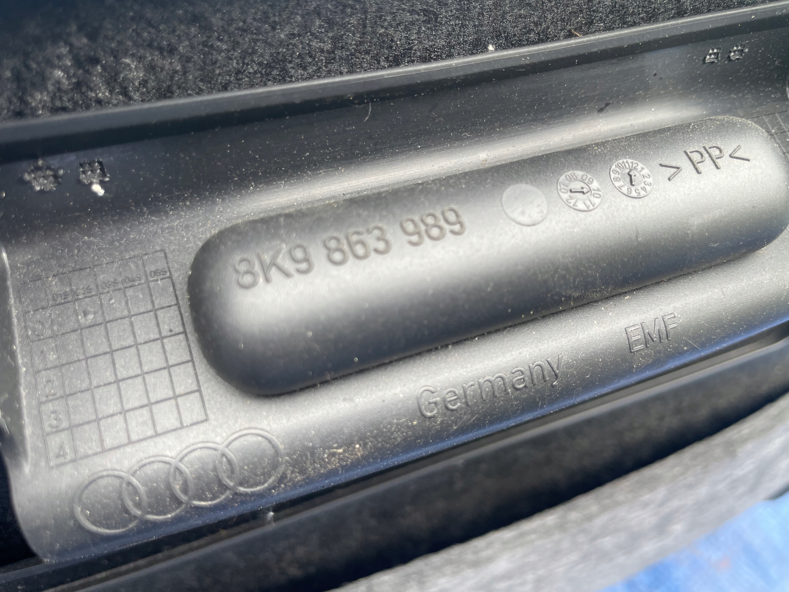 левая правая обивка багажника Audi A4 B8 универсал 8K9863989 8K9863880