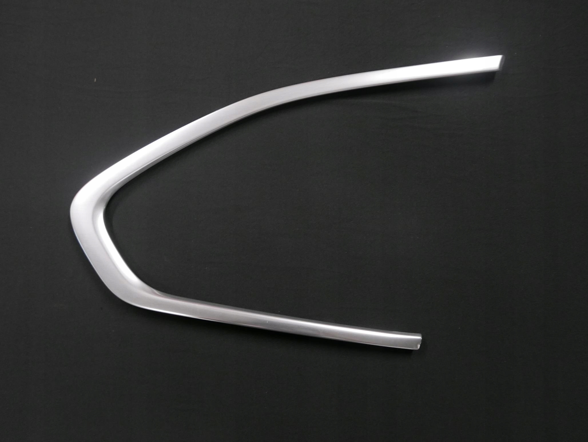 BMW X1 F48 RAMKA LISTWA SZYBY KAROSERYJNEJ PRAWY TYŁ