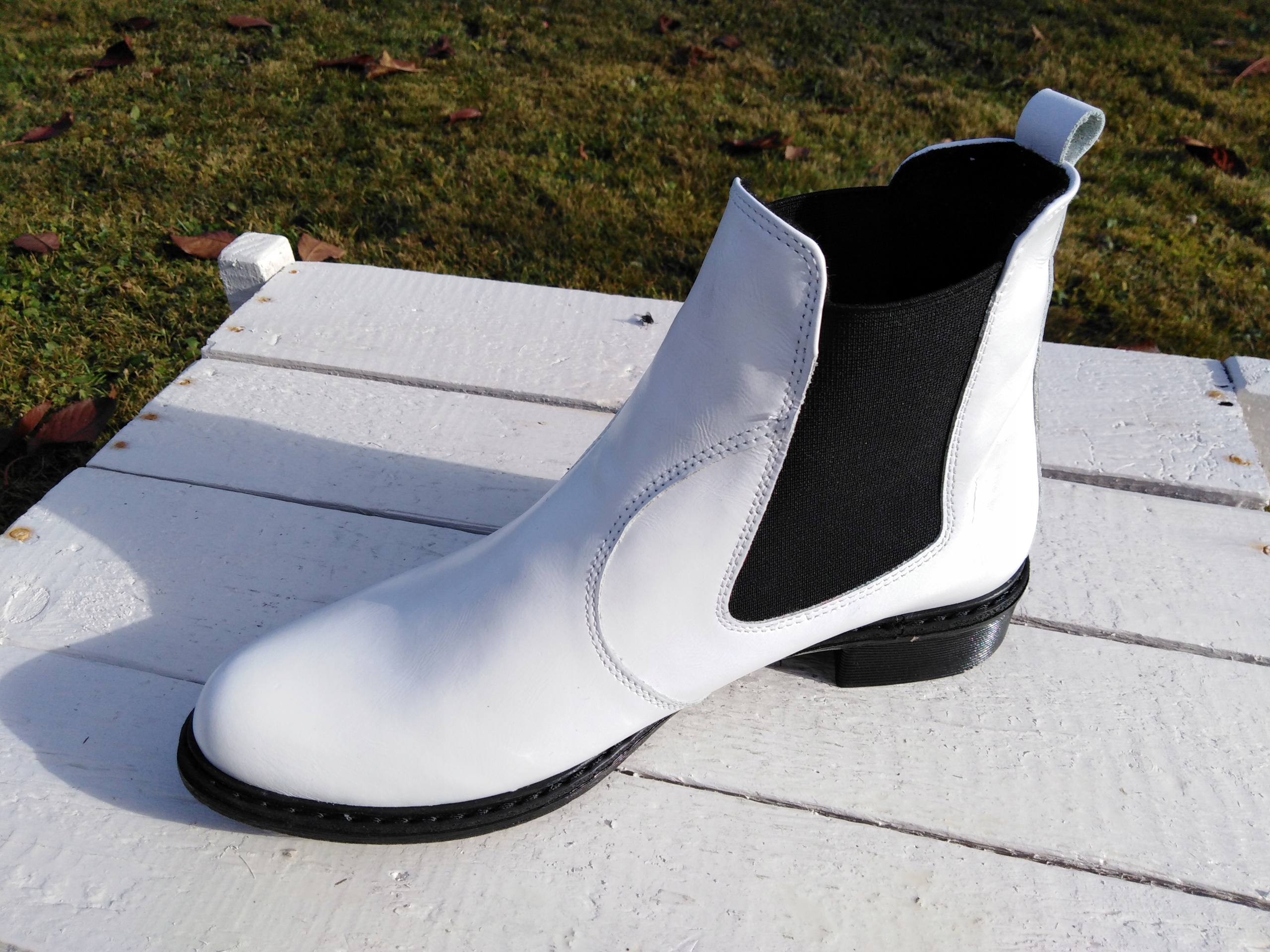 43 BIAŁE BOTKI DAMSKIE SKÓRZANE NA PŁASKIM OBCASIE OCIEPLANE SZTYBLETY Wzór dominujący bez wzoru