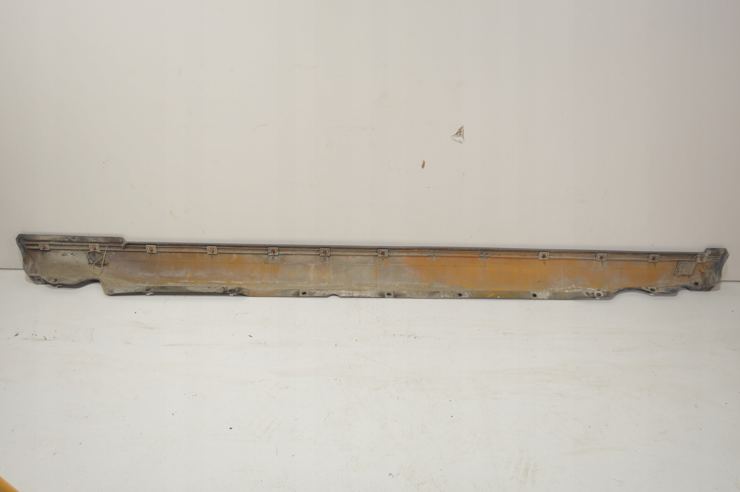 накладка порога правая порог MERCEDES W126 РЕСТАЙЛИНГ 1266905240