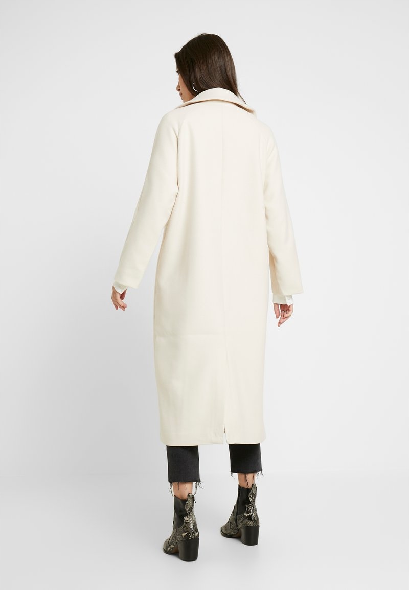 Elegancki płaszcz damski YAS M Kaptur bez kaptura