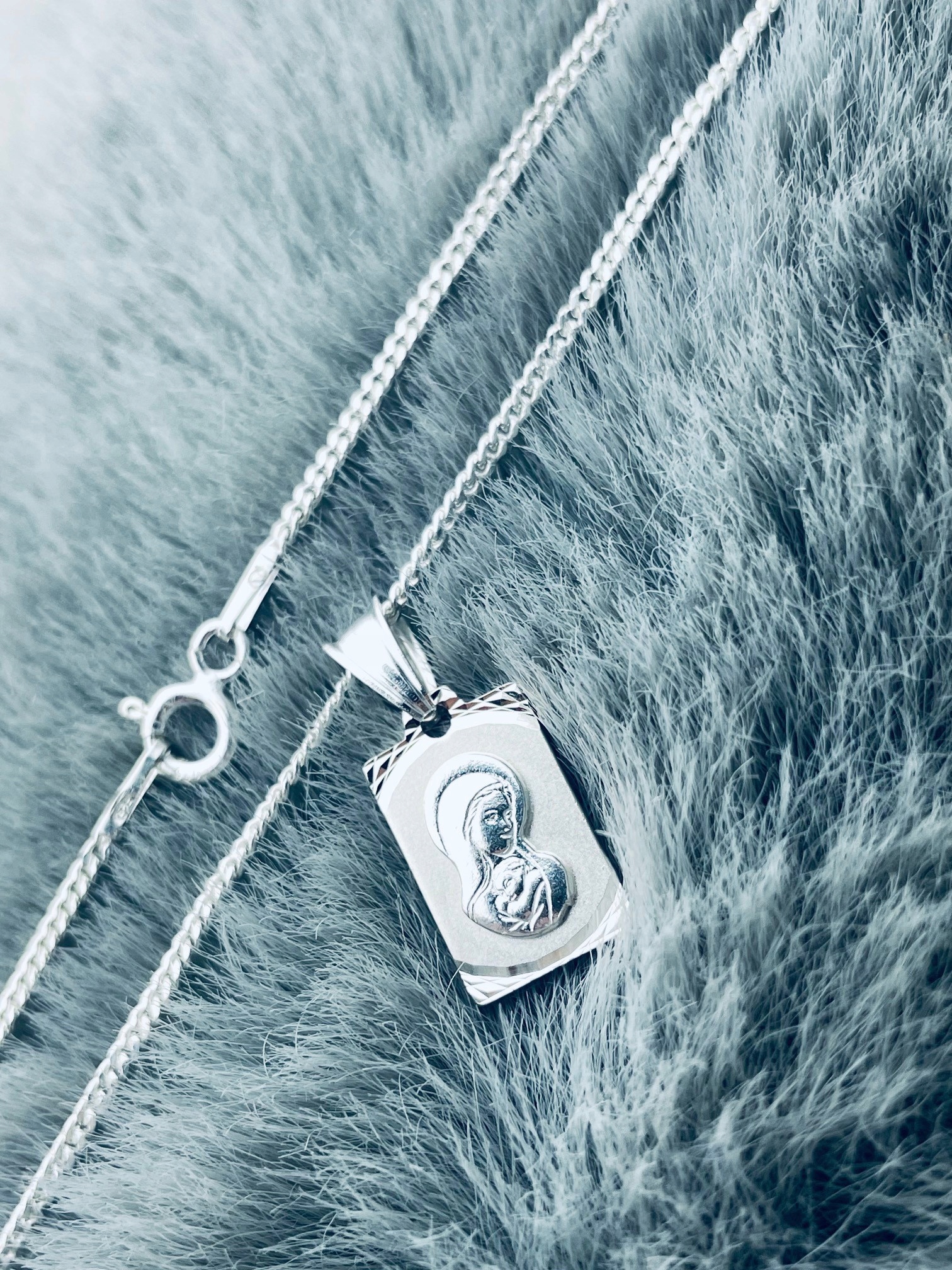 Stříbrný komplet náhrdelník pancíř Medailon Matka Boží s dítětem