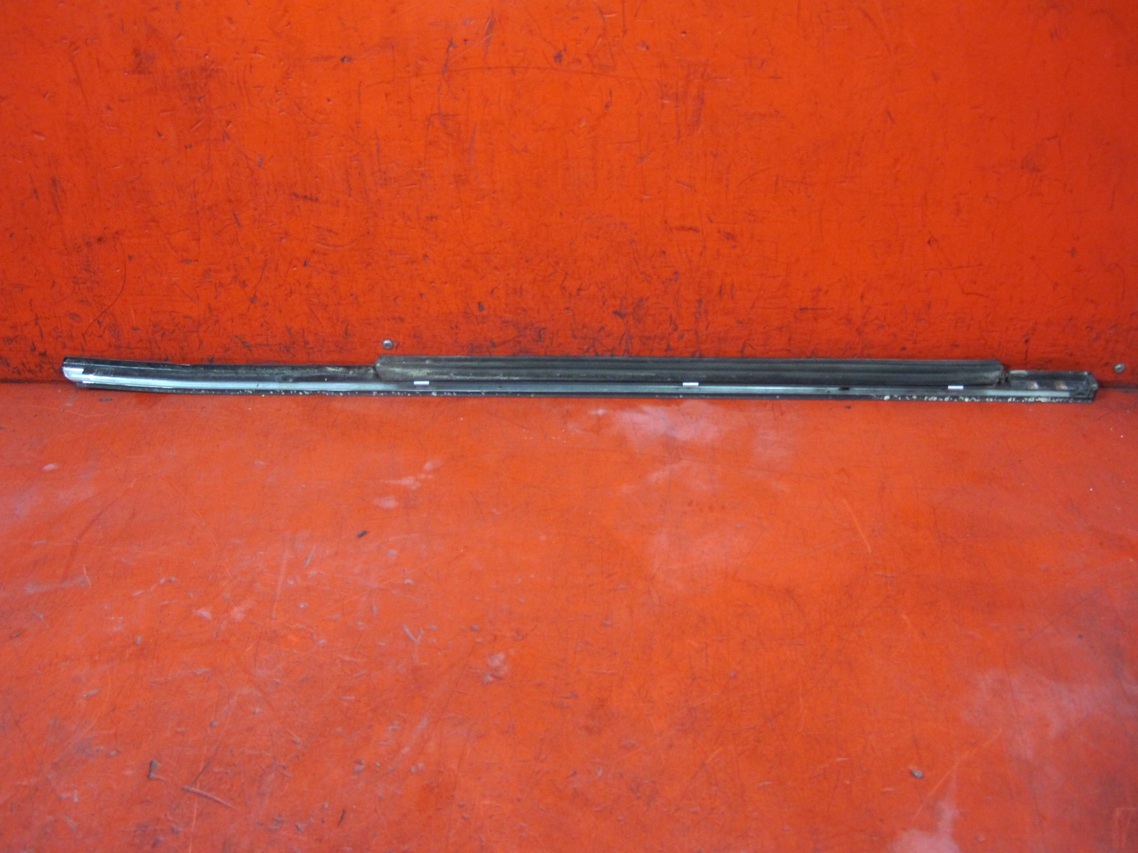 MERCEDES W220 S-KLASA moulding dust left rear part