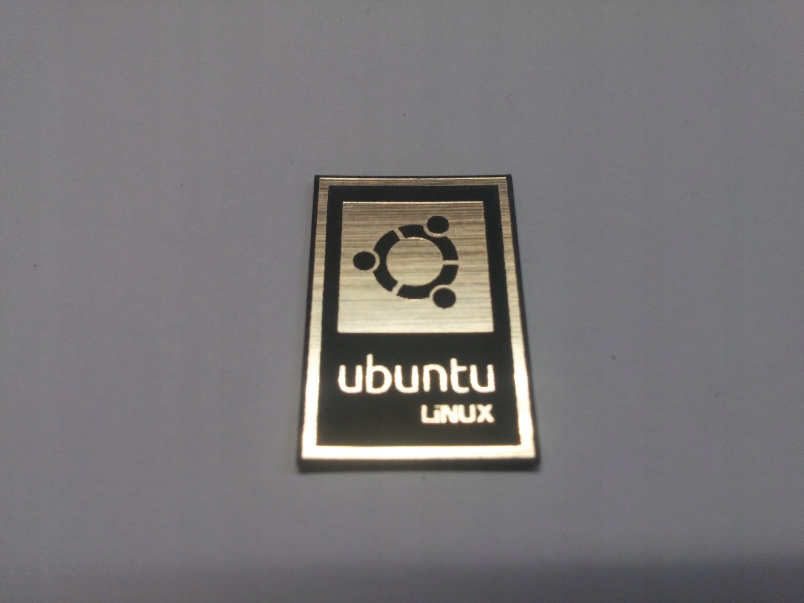 

Linux Ubuntu naklejka emblemat 28 x 18 mm *złota