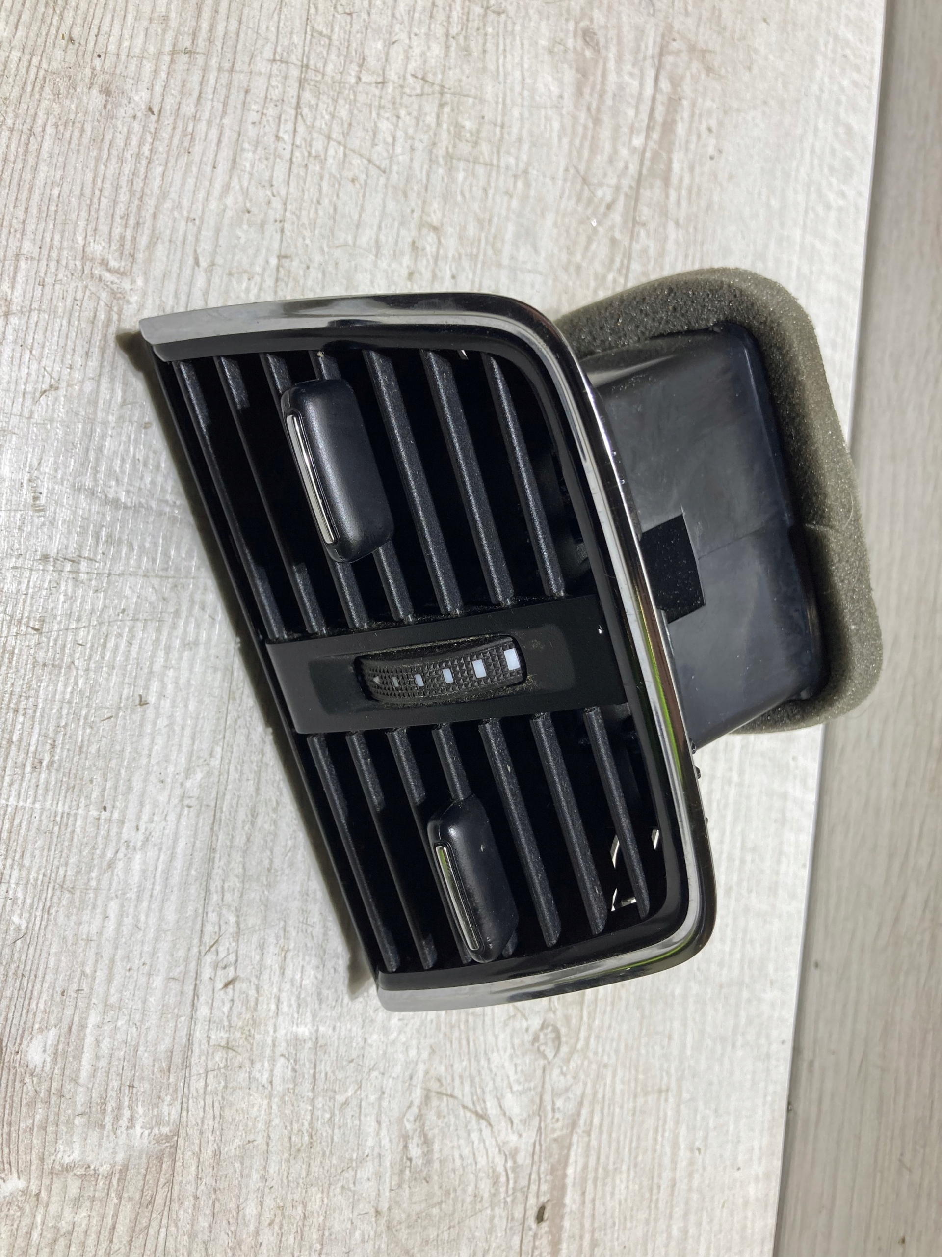 Решітка тунель задня 5e0819203c Skoda Octavia III 19R