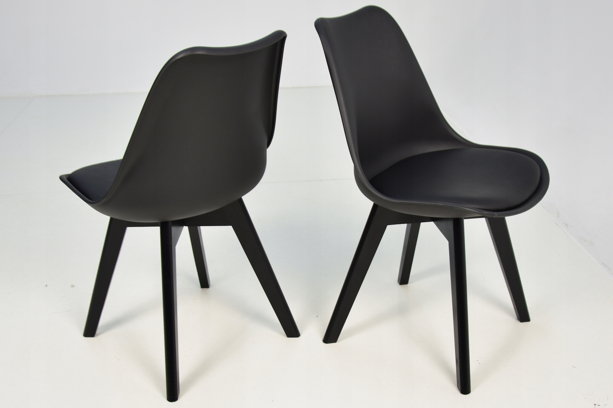 4 скандинавских стула + круглый стол 100 см Количество стульев в комплекте 4