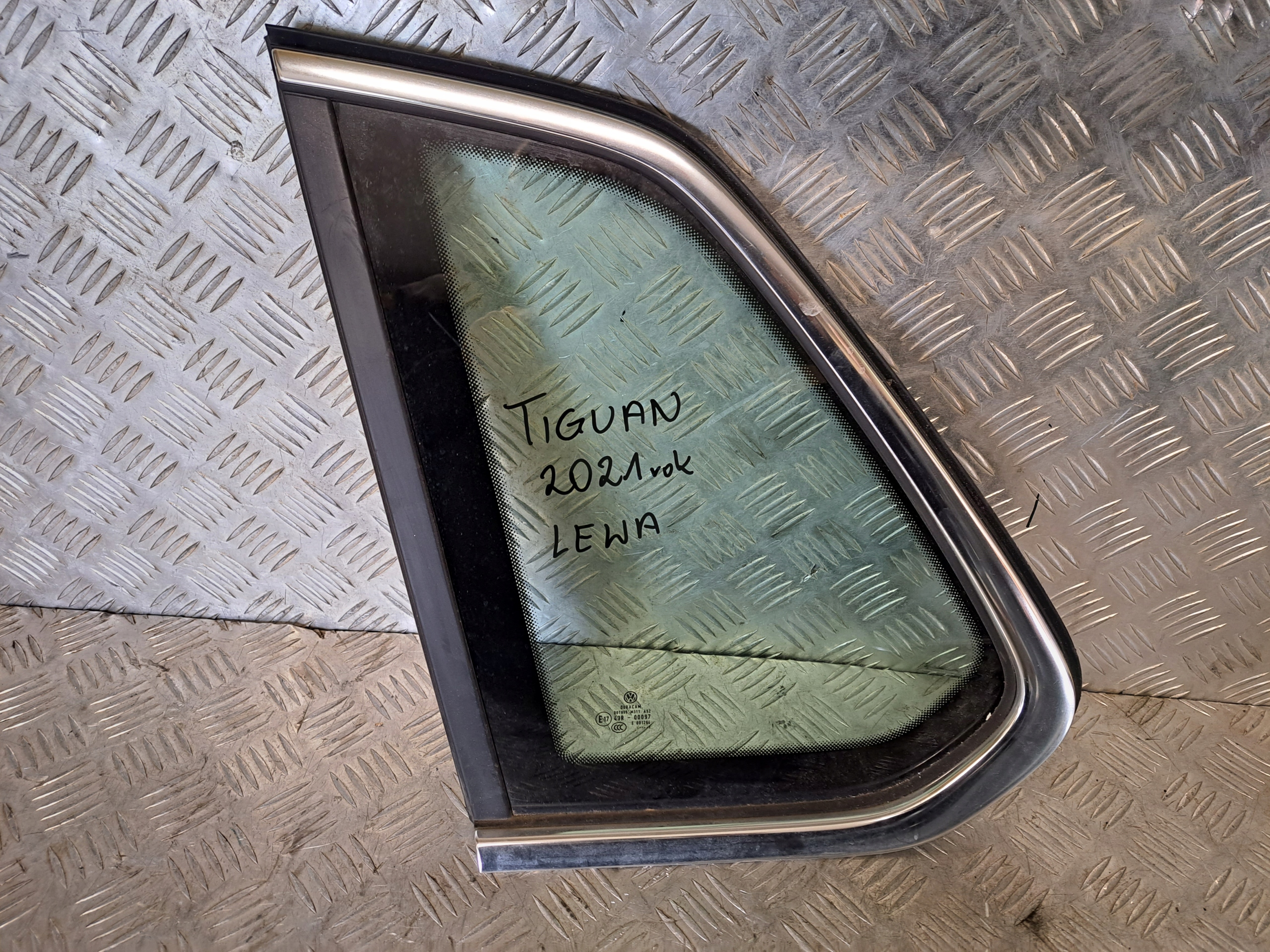 VW TIGUAN 5NA 2021 R SZYBA LEWA TYŁ Producent części Volkswagen OE