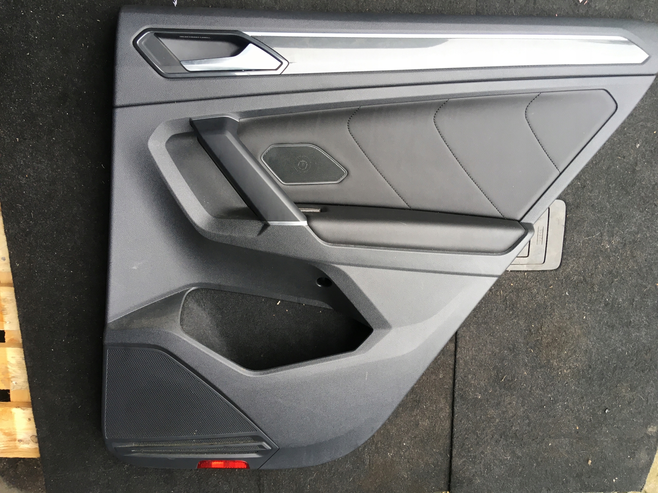 БЕКОН ОБИВКА ДВЕРИ VW TIGUAN II 5НА ПРАВЫЙ ЗАДНИЙ