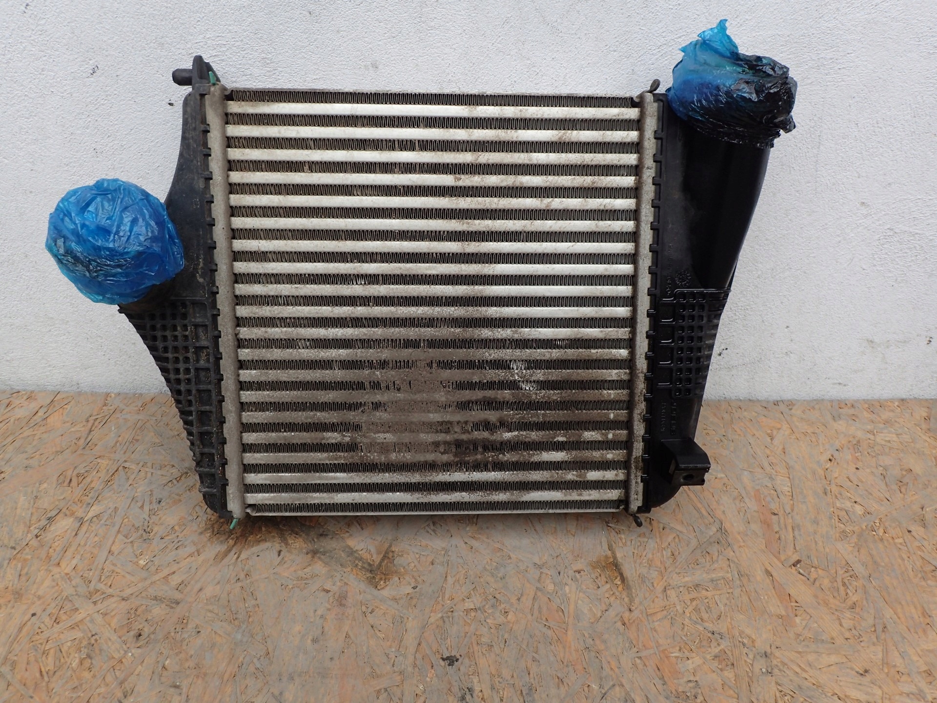 ИНТЕРКУЛЕР ПРАВЫЙ AUDI Q7 Sq7 4MBm0145804ar