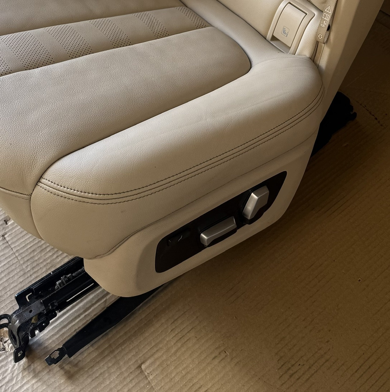 seats BMW X7 G07 7 axis. + MODULY+ side boot 1