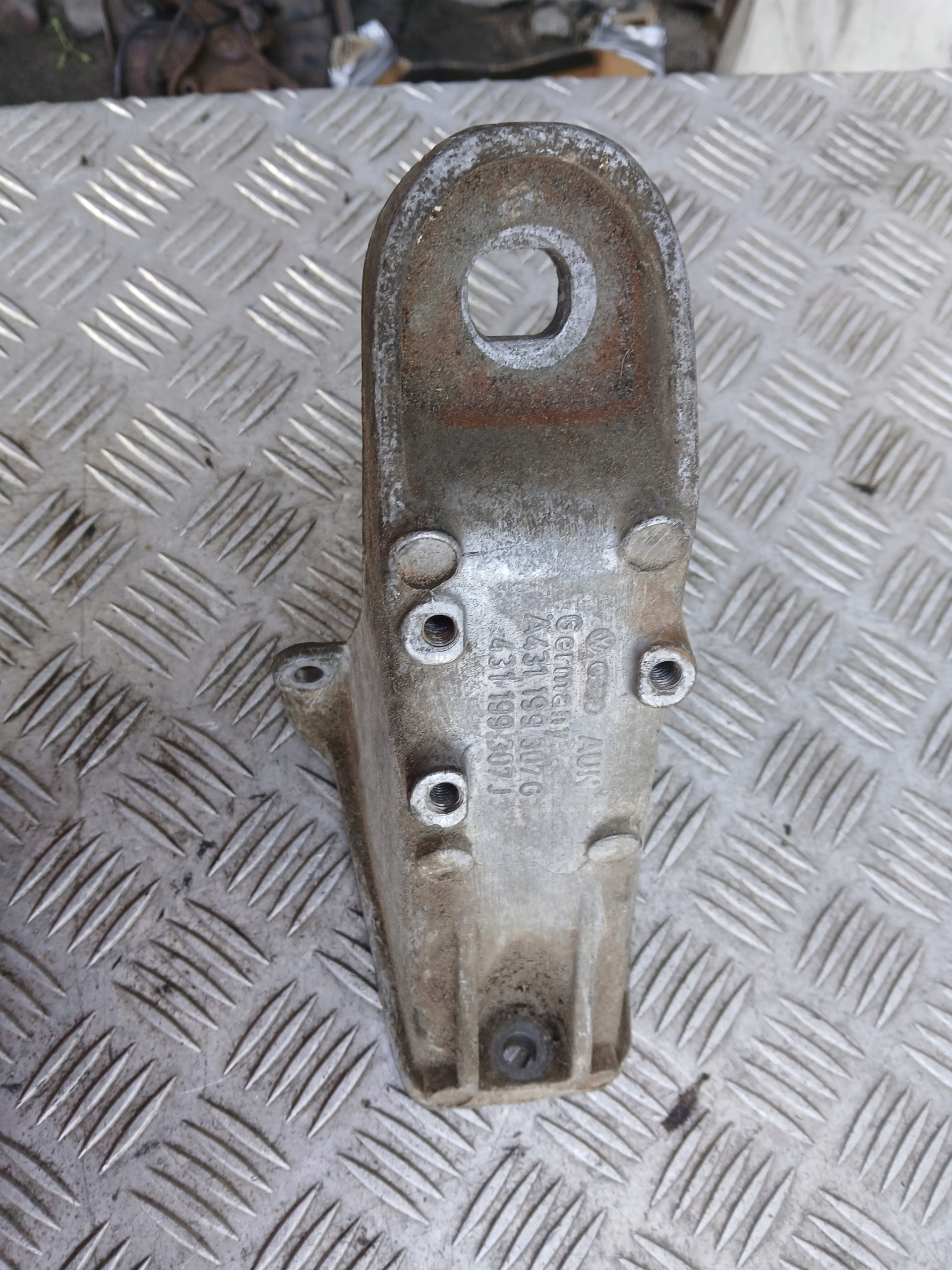 Audi 100 200 5000 C3 holder engine mount A431199307G 431199307G