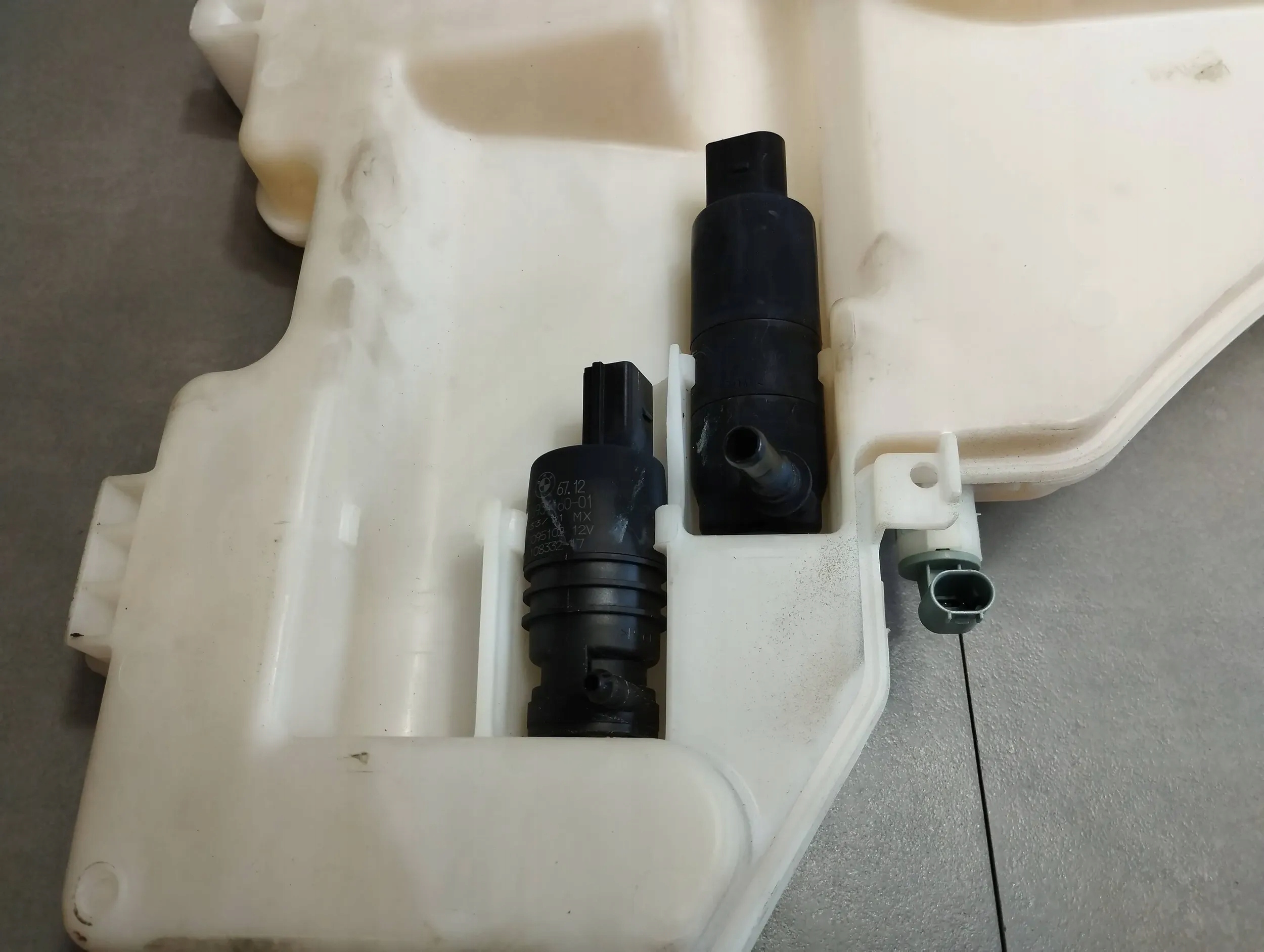 BMW X6 E71 washer fluid tank 7161476