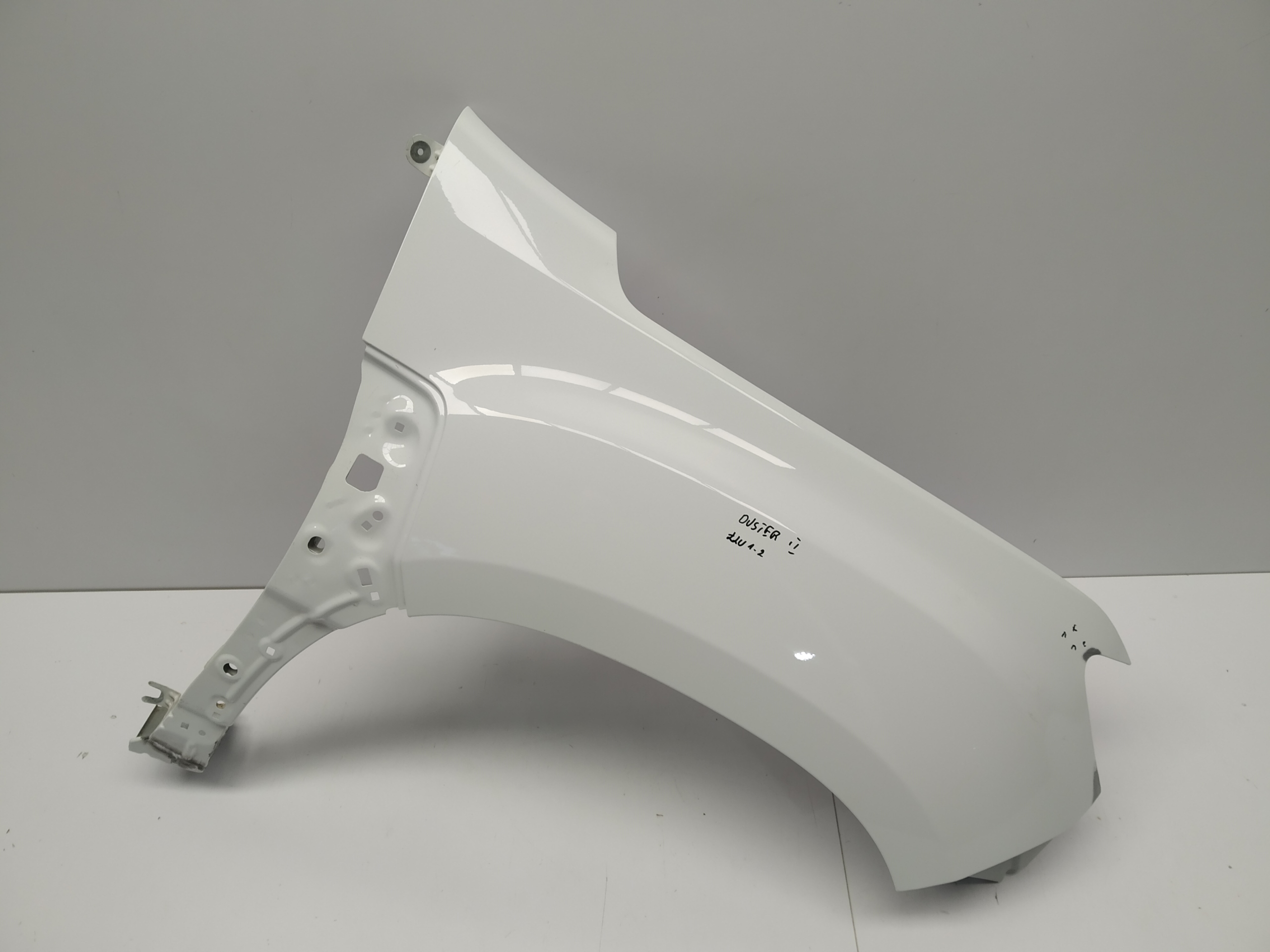 2017r + Dacia Duster II fender front right original Bialy
