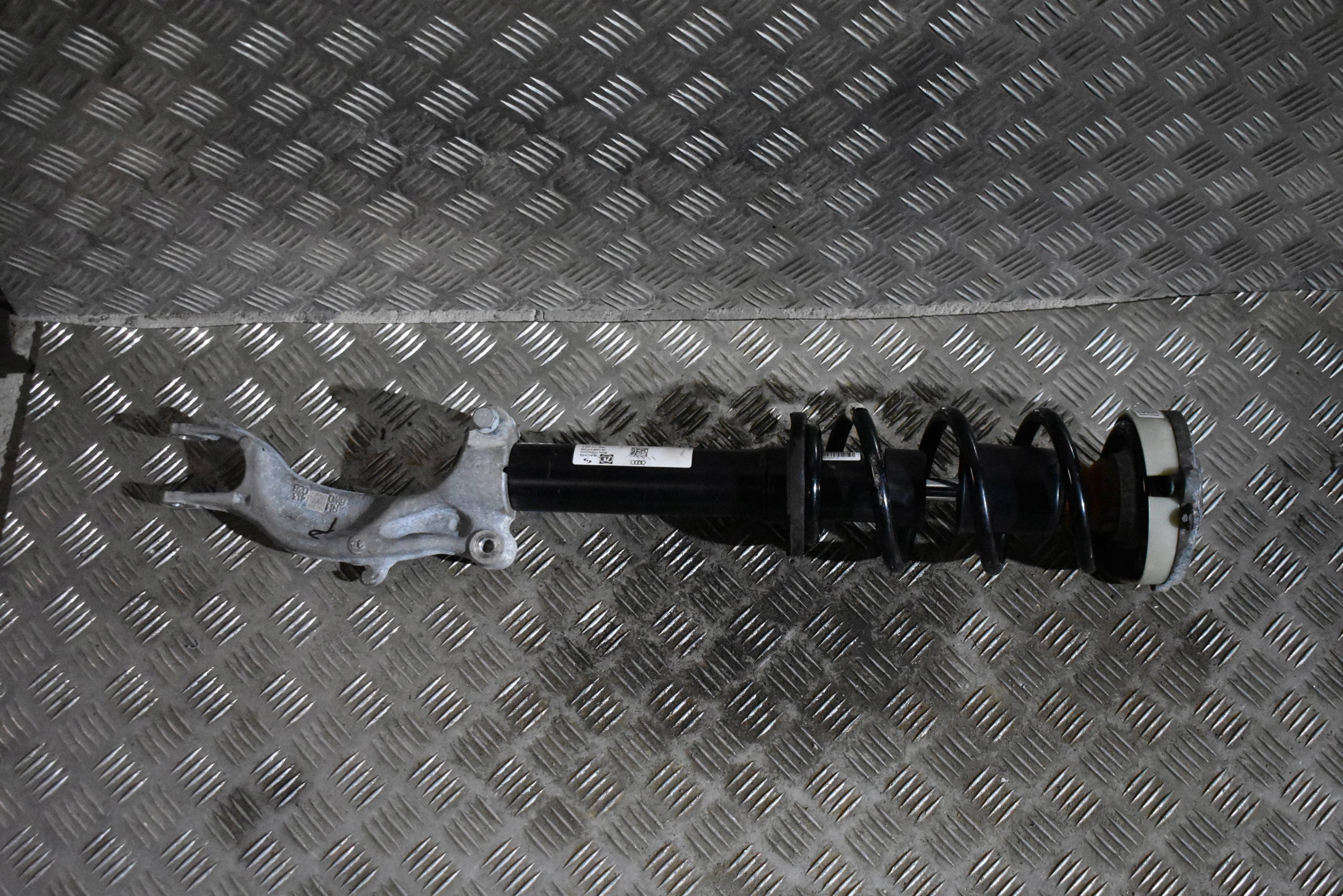 IDEALNY shock absorber front front right AKTYWNY AUDI A5 S5 B9 8W 1 9