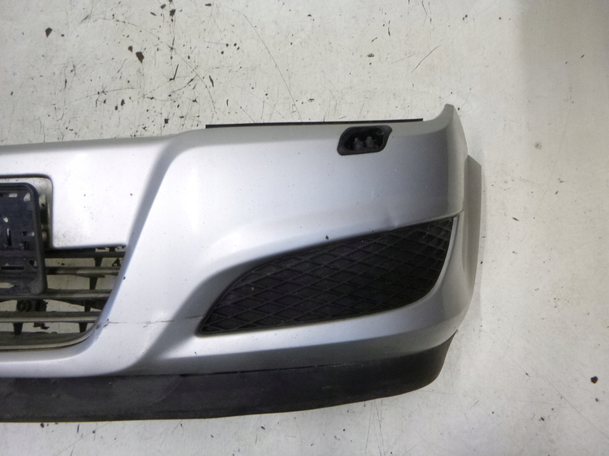 Frontstoßstange Opel Astra H Z176 2005r. 13225746