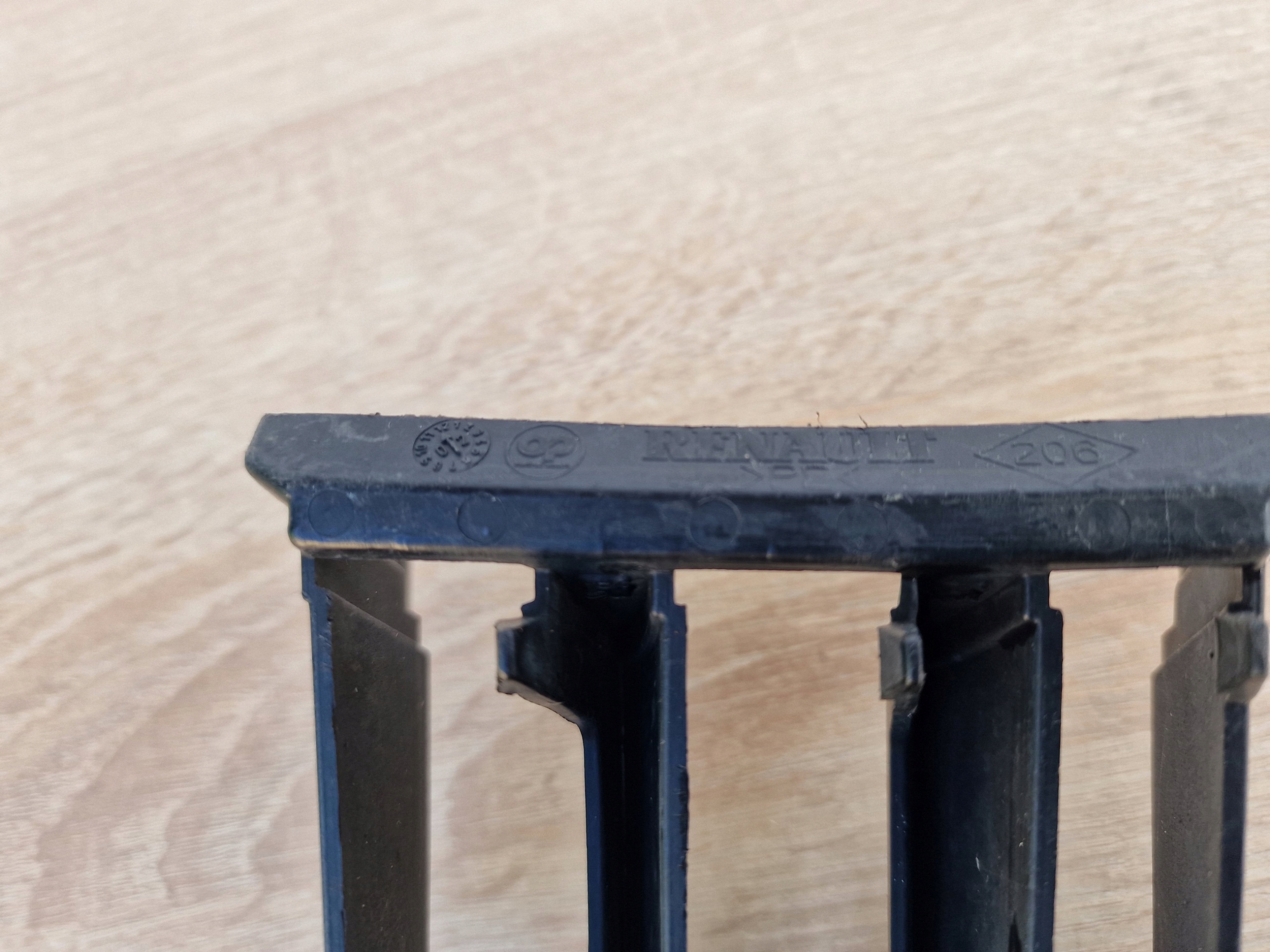 RENAULT MEGAE 2 II 02-06 LÜFTUNGSGITTER DER STOSSSTANGE MITTE