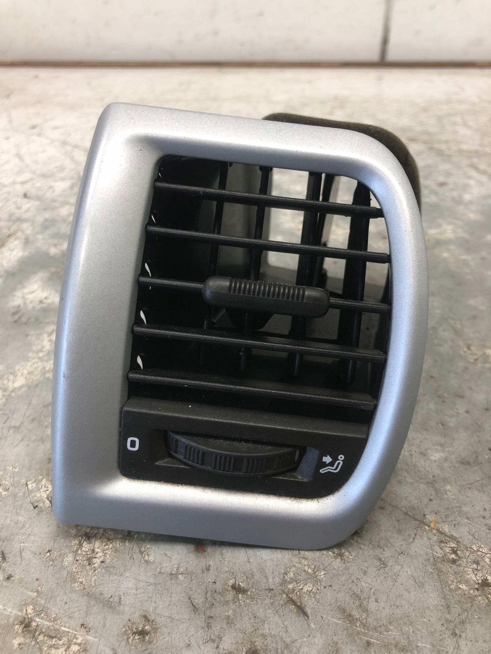 grid air conditioning devices left SKODA FABIA II 5J0819701