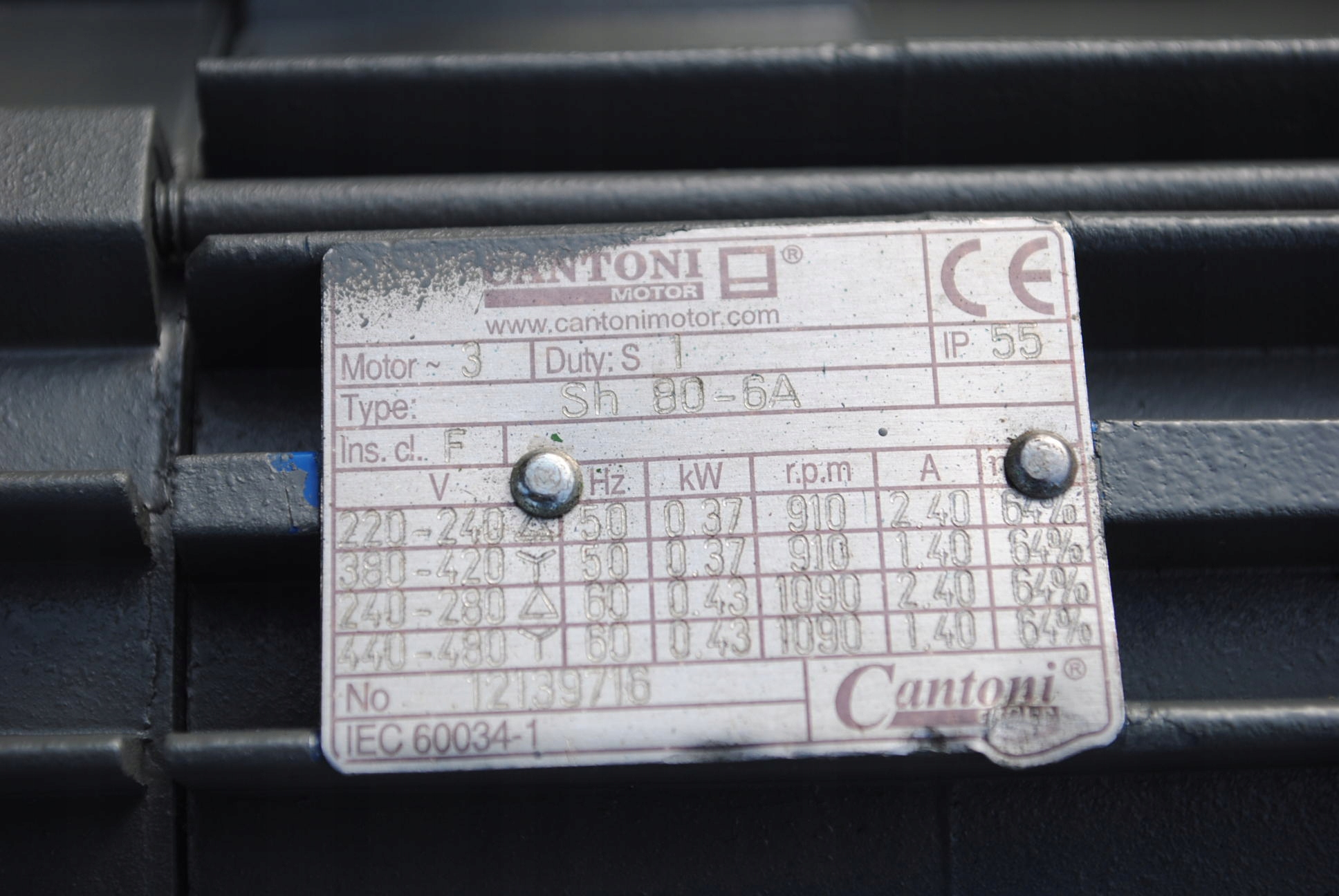 Motoreduktor kątowy 0,37kw. 5,9obr./min. LENZE Model kątowy