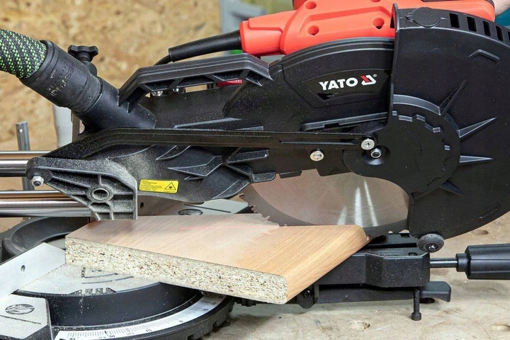 Yato Piła Ukosowa Drewna Stali Kapówka 255mm 1800W Waga produktu z opakowaniem jednostkowym 13 kg