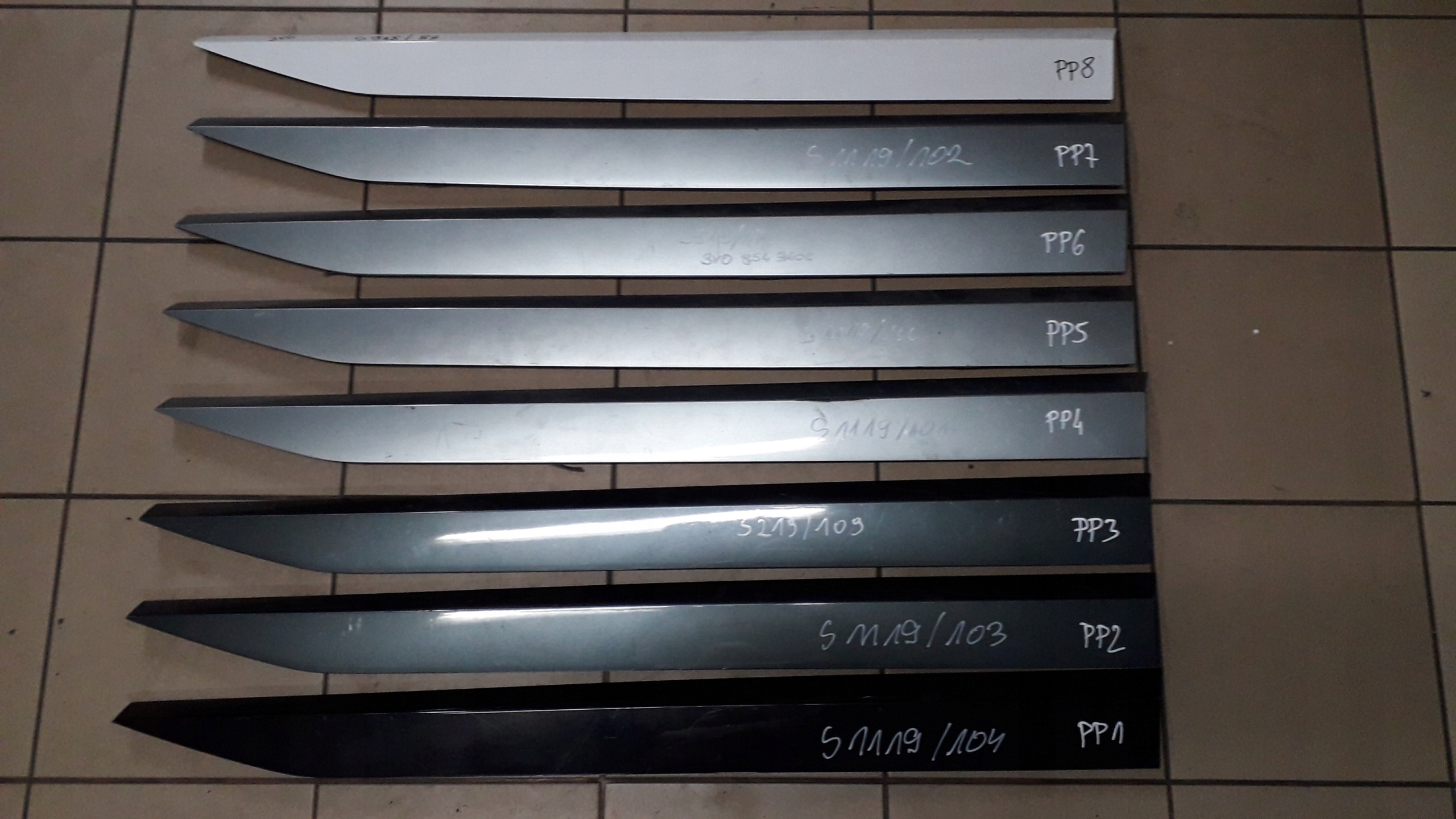 SKODA SUPERB 3 III 3V0 LISTWA PRAWA PRZEDNIA DOLNA