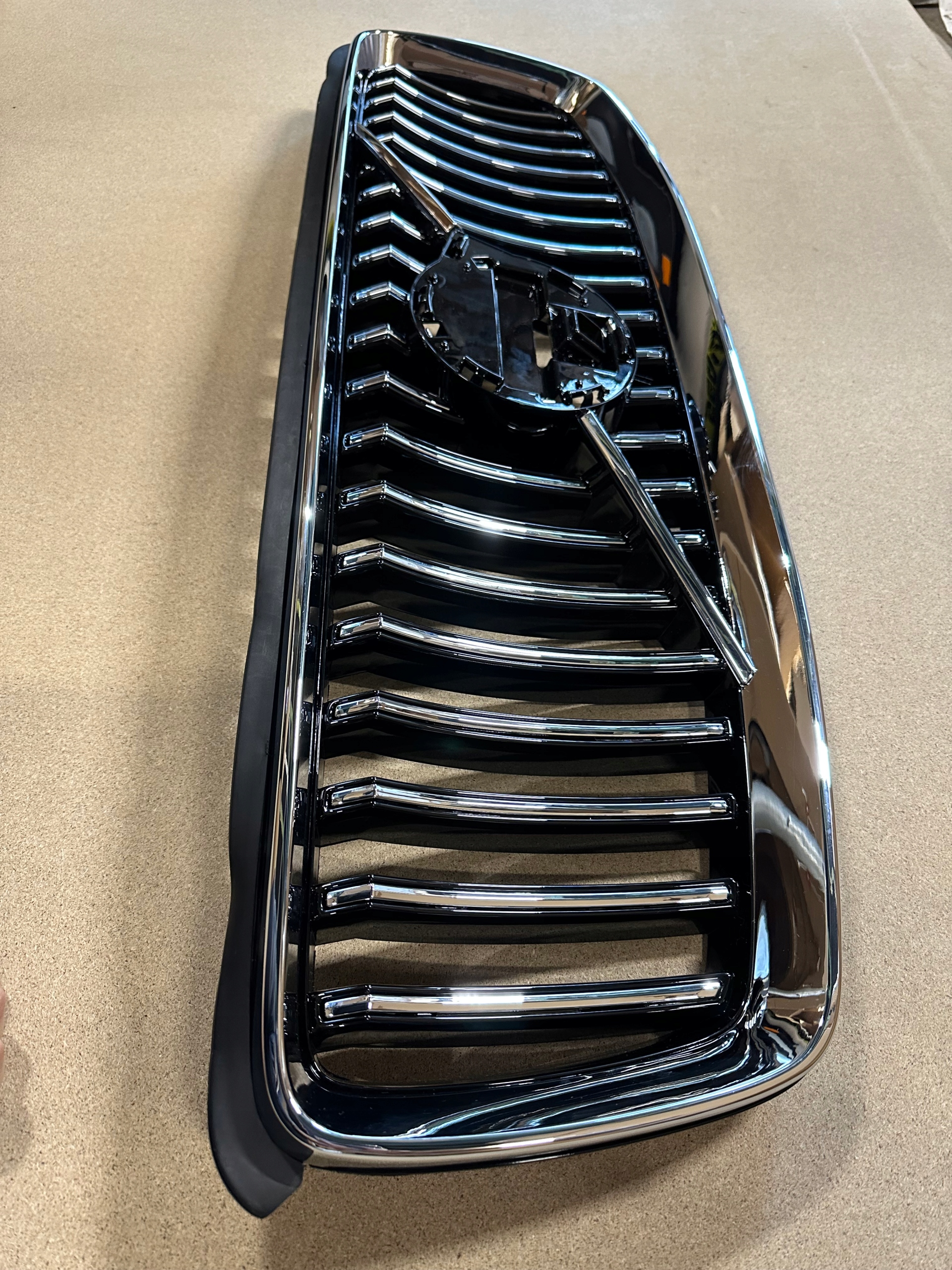 ATRAPA GRILL ZDERZAKA VOLVO XC90 II LIFT CZARNY / POD KAMERĘ 2019-2024 Producent części Inny