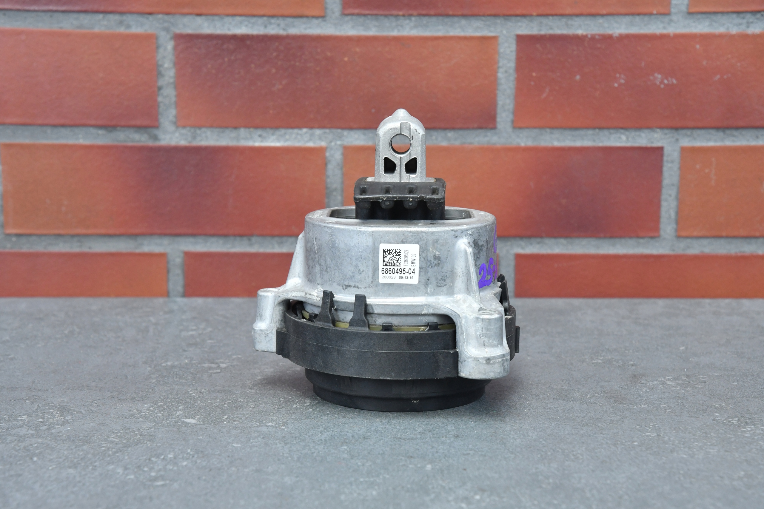 engine mount left BMW 5 G30 G31 X3 G01 X4 G02 X6 G06 150km! originál