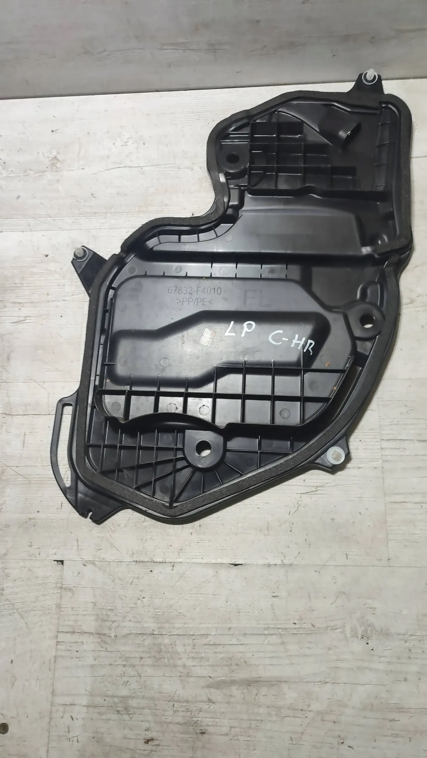 Toyota C-HR and 1.2 19r front side left side door soundproofing