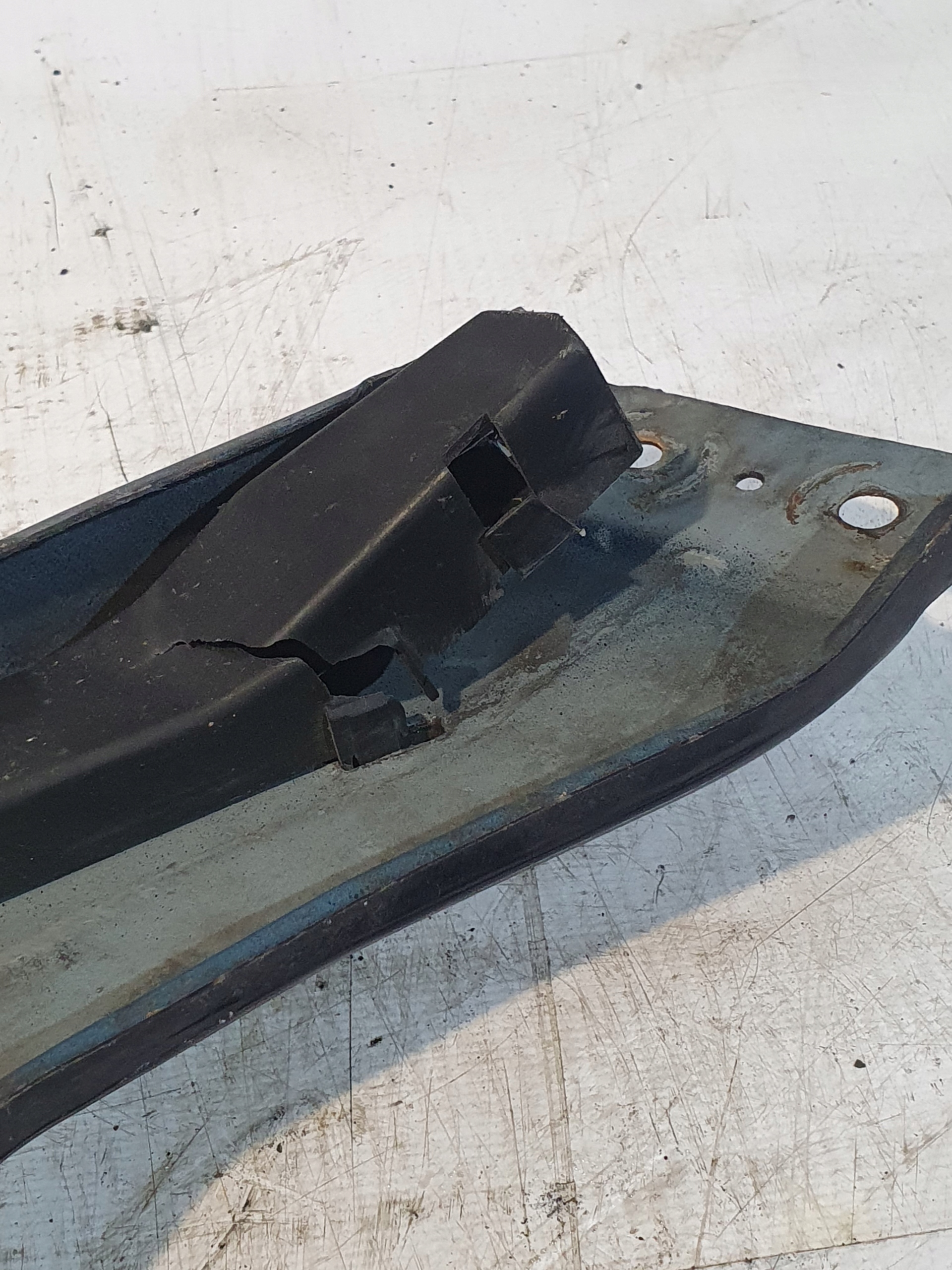 support panel for radiators pillar upper bonnet latch lock MERCEDES W202 95r. K: 904