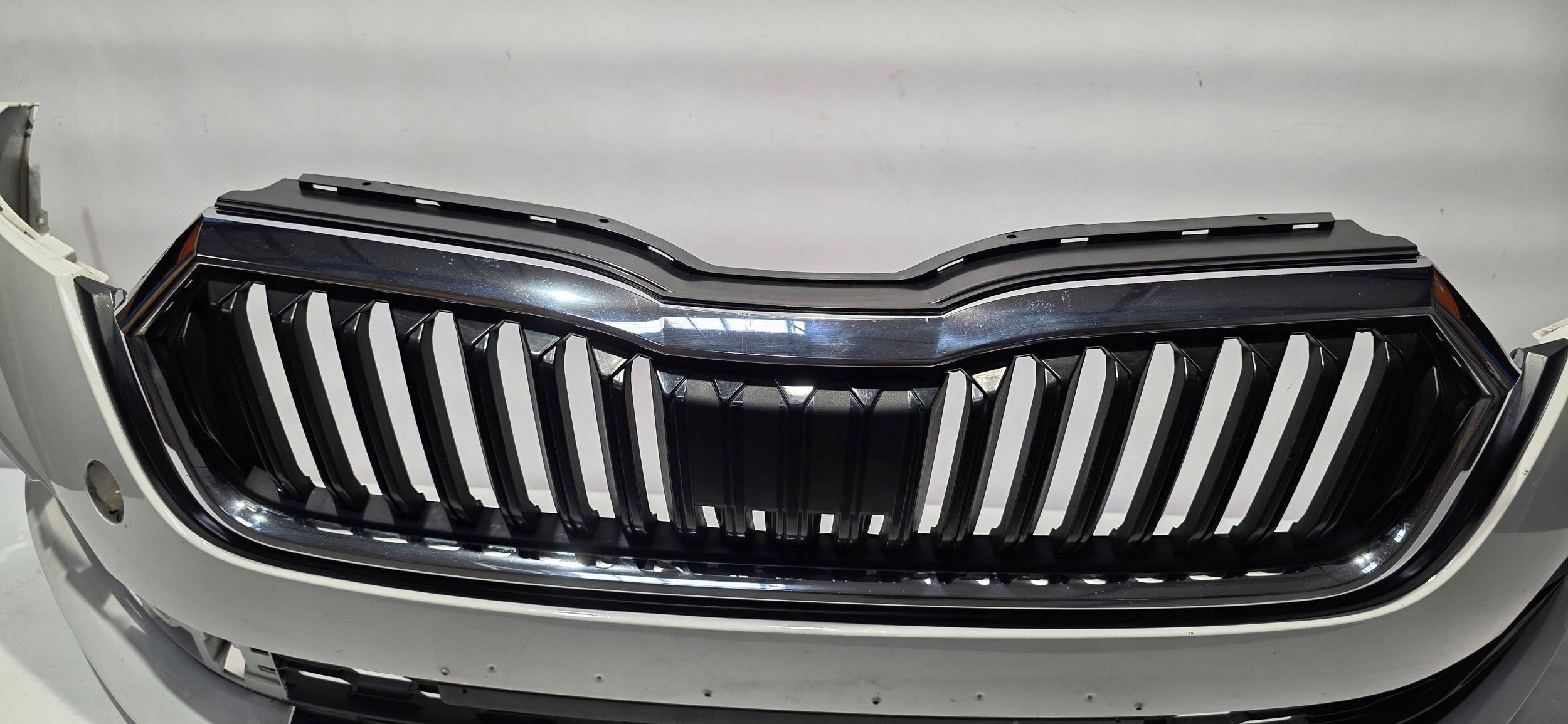 front bumper grille SKODA OCTAVIA IV 20- original 5E3807221