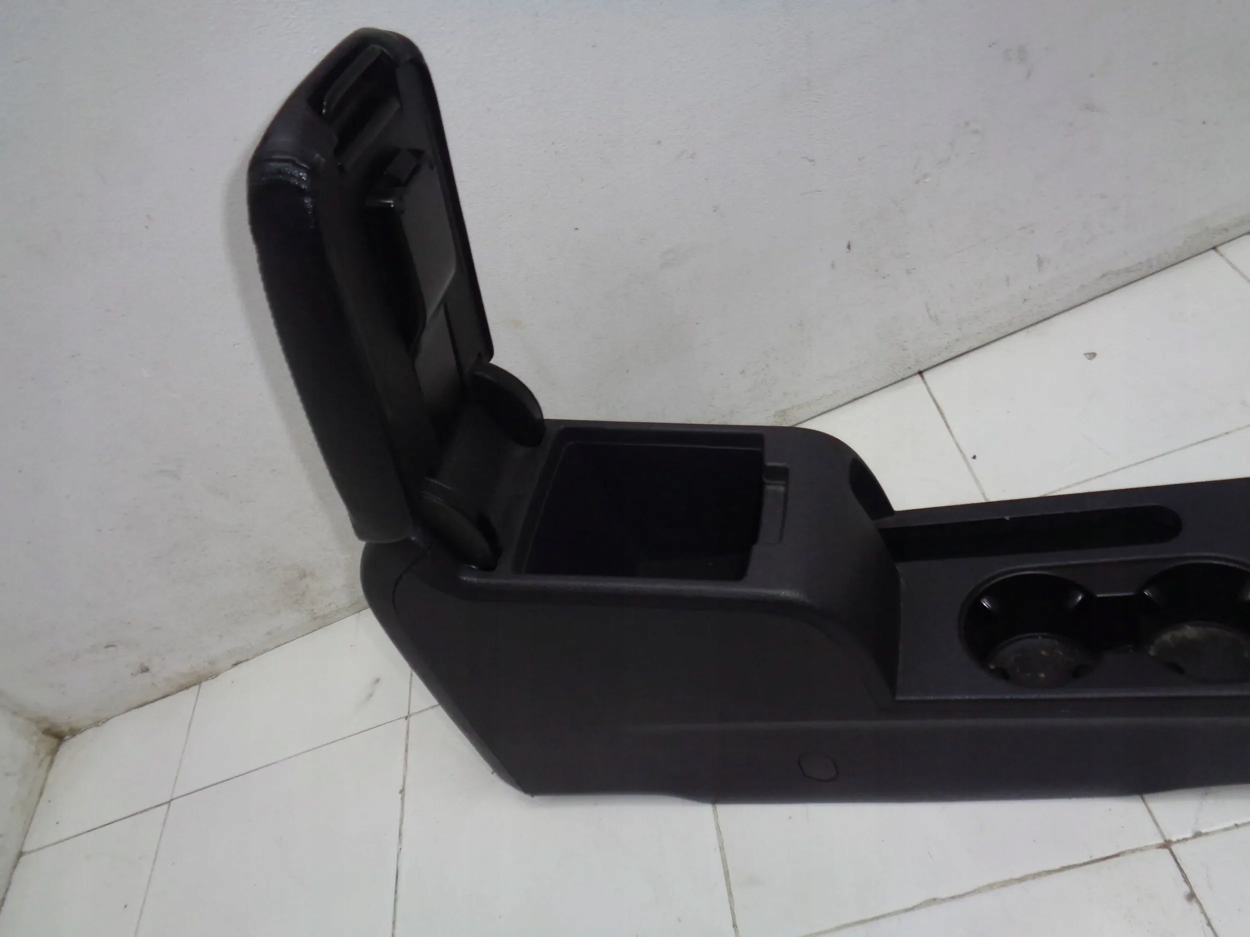 VW JETTA VI 5C6 TUNEL central armrest leather 10-18r