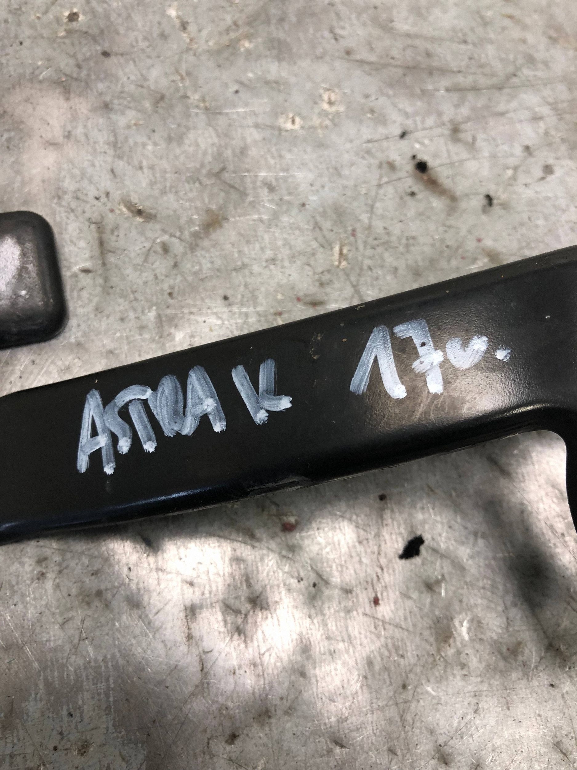 bracket holder supports right front OPEL ASTRA K KOMBI 39086905