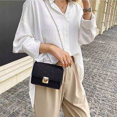 Torebka skóra ekologiczna czarna złoty łańcuszek Kolor czarny