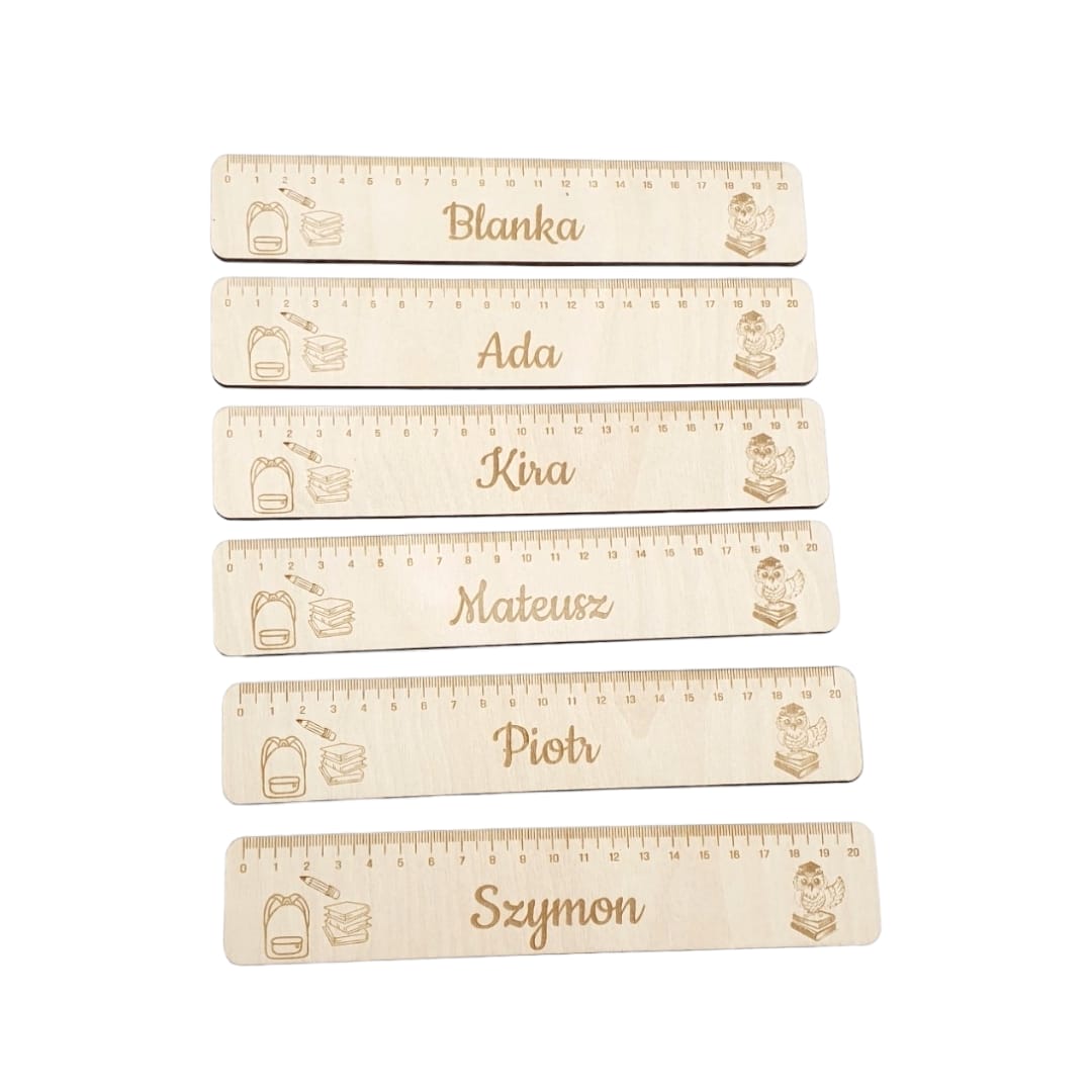 Linijka drewniana imieniem tekst pasowanie ucznia