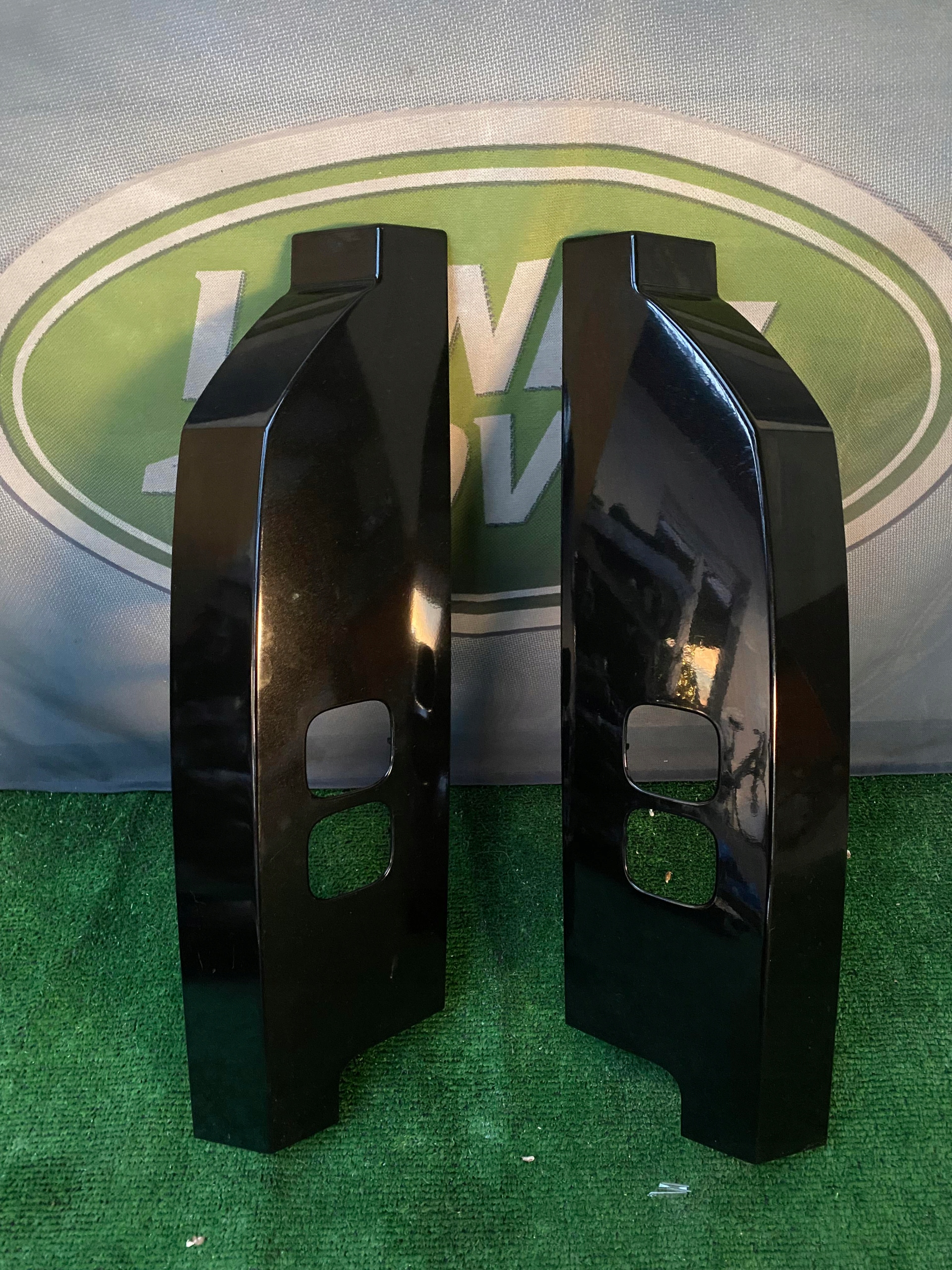 L8B2-28661-ACW - DEFENDER L663 накладка на задній лівий ліхтар