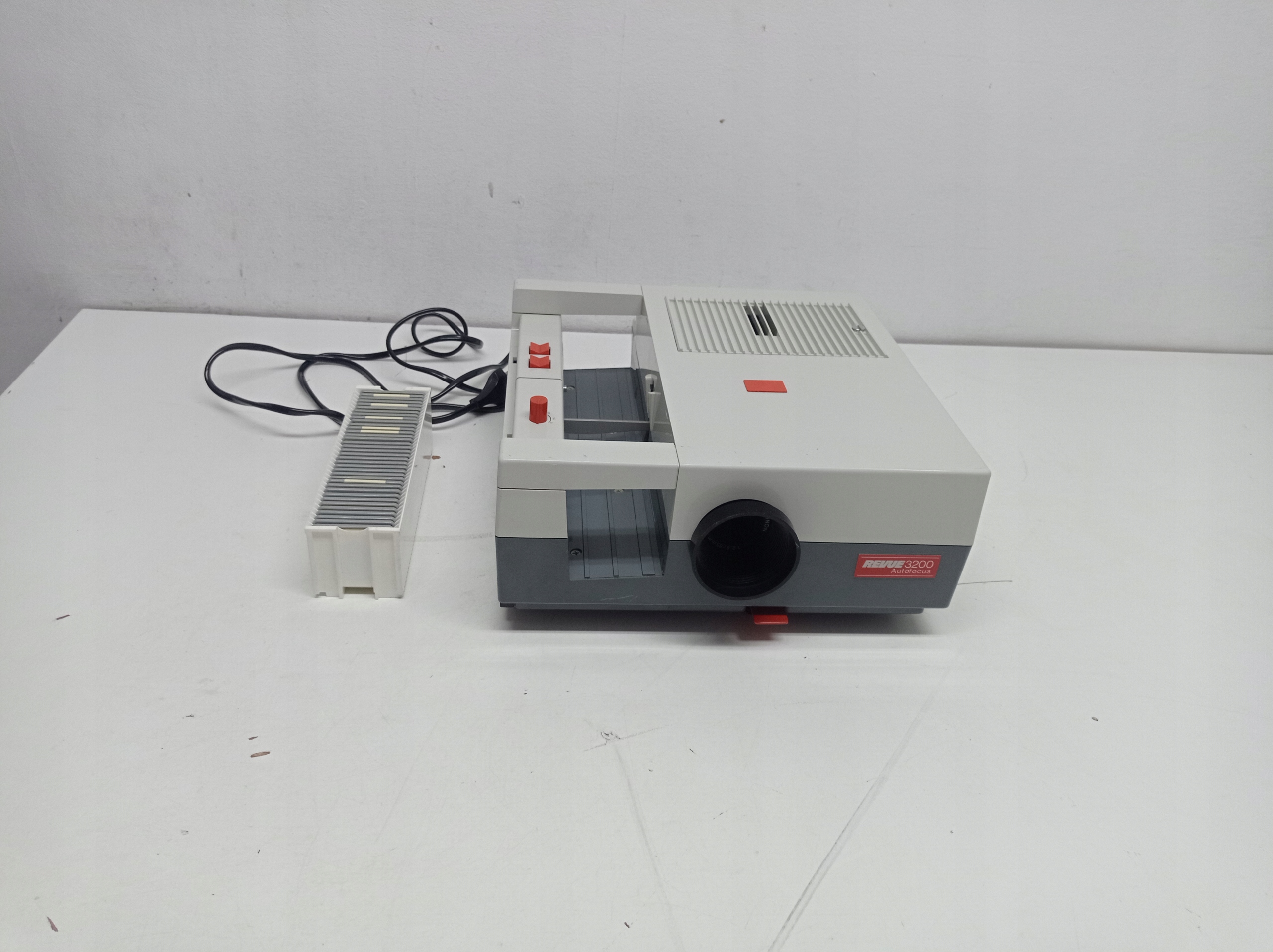 RZUTNIK SLAJDÓW REVUE 3200 AF - MAGAZYNEK - PILOT