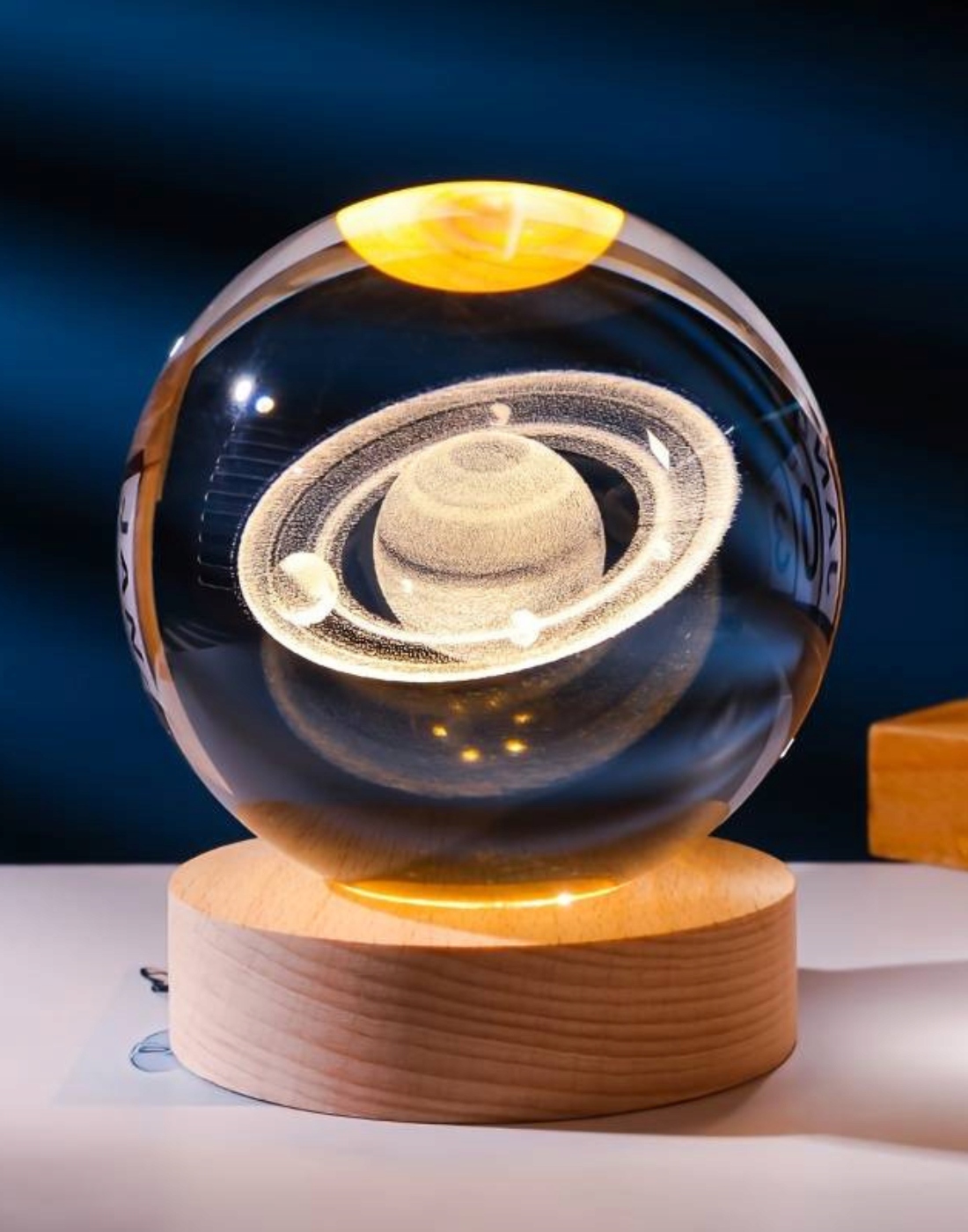 Lampka szklana kula 3D Saturn 9,5 cm, drewniana podstawka RegMag – Zalety