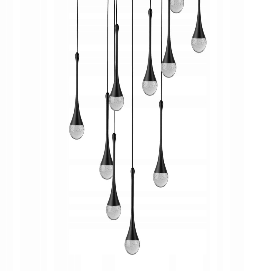Závěsná lampa ve tvaru slz rampouchů, 14 stínítek na terase u vchodu Dalma