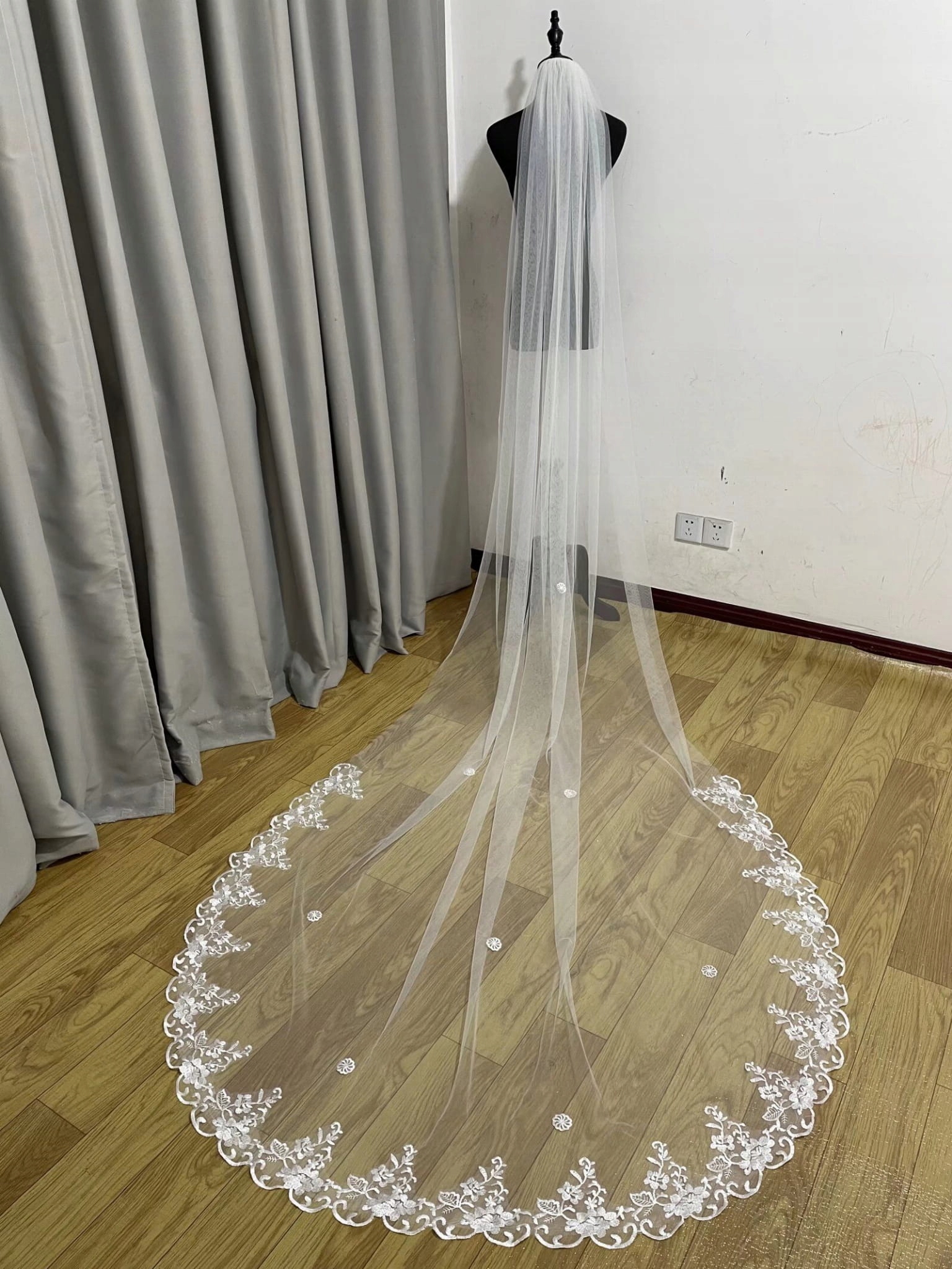 Długi welon katedralny Hailey z koronką i