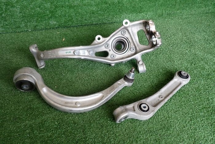 AUDI A4 A5 Moyeu support broche Droit 8W0407560