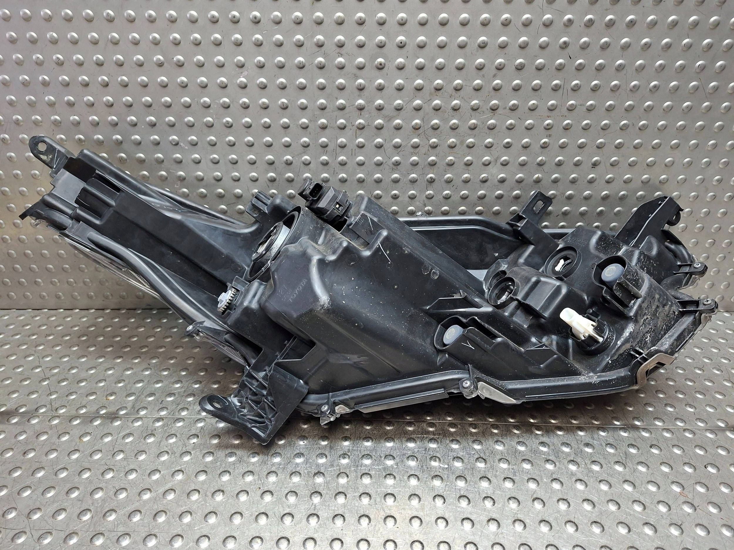 light front left lens TOYOTA YARIS IV 20- EU K0-6