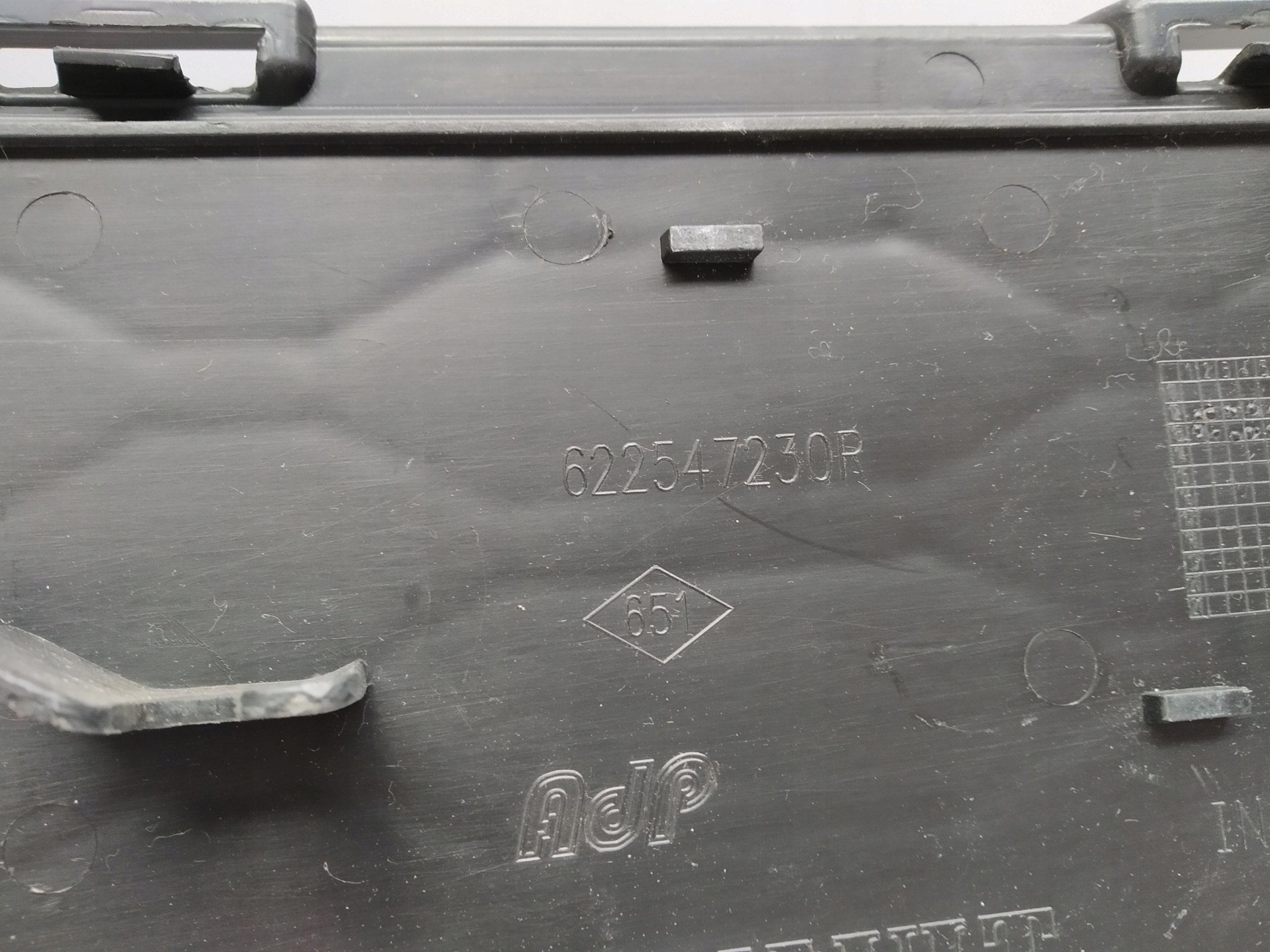 12+ Twingo II lift grid central of a bumper front