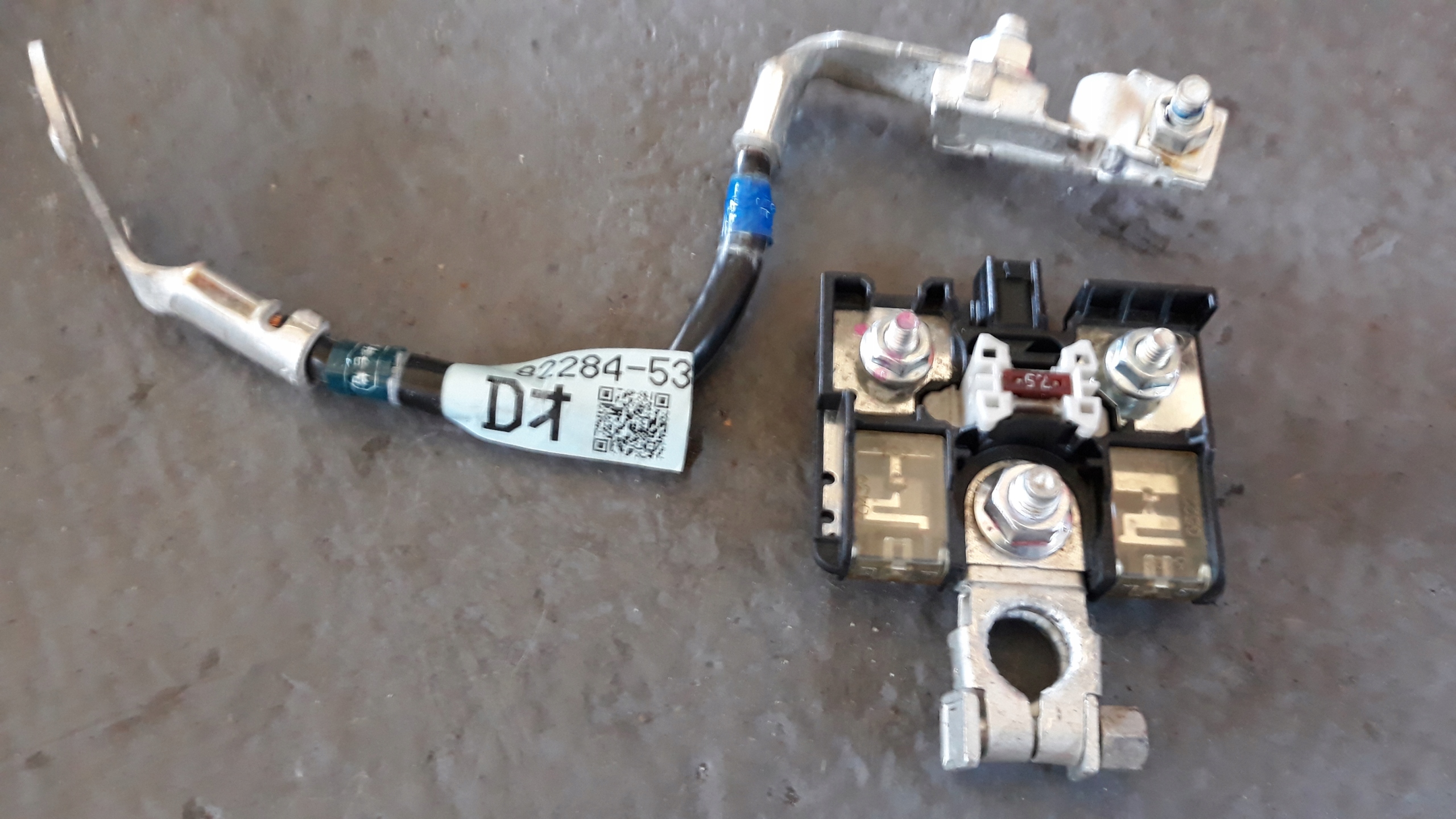 LEXUS IS III 300H 2013 2 5H BEZPIECZNIK KLEMA AKU